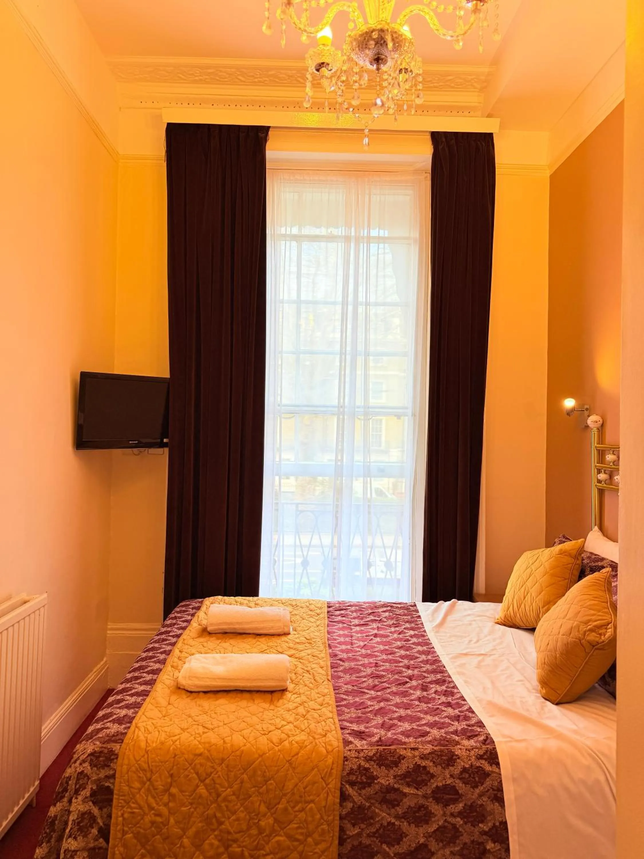 Bed in Albro House Hotel, London