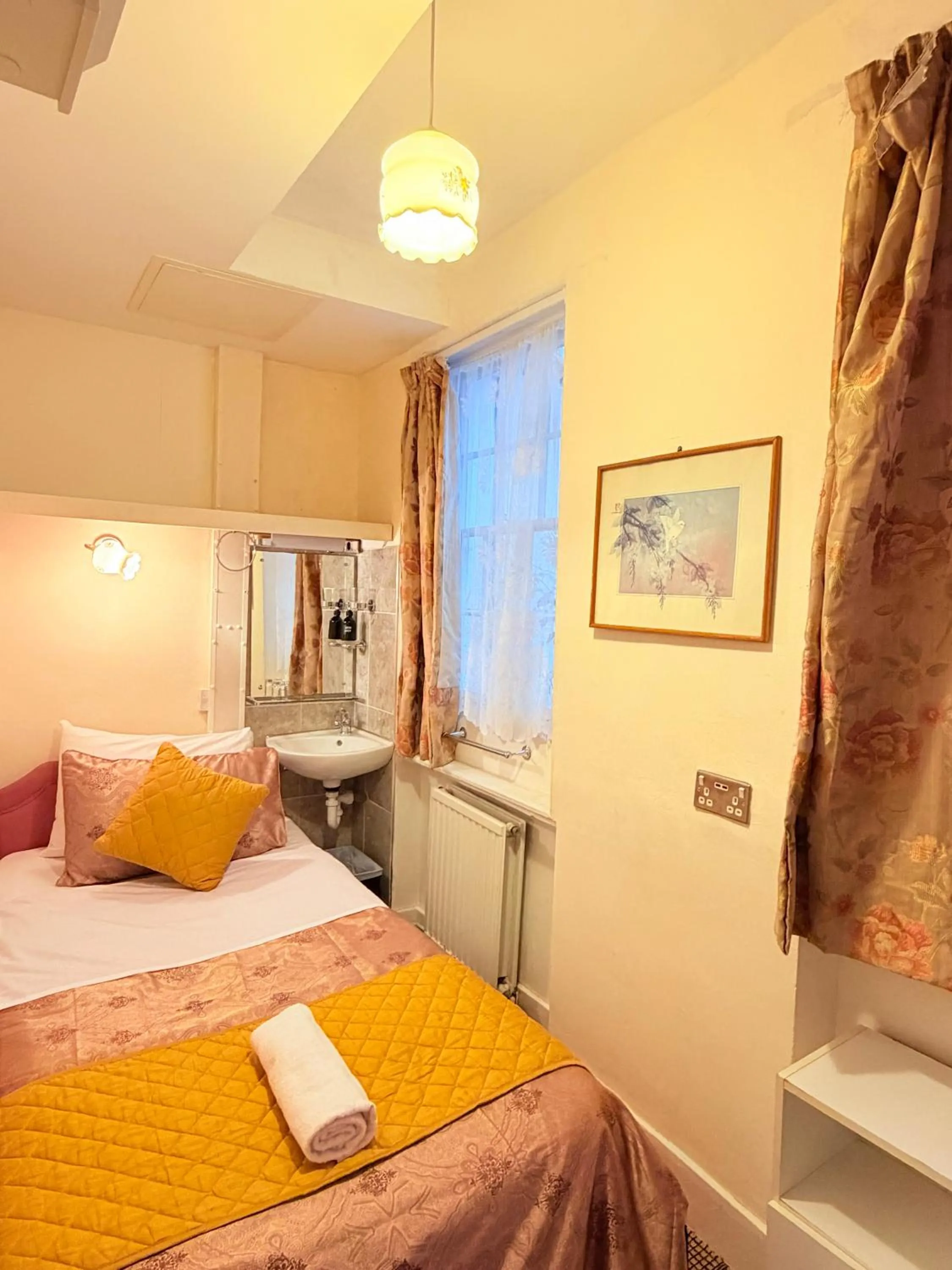 Bed in Albro House Hotel, London