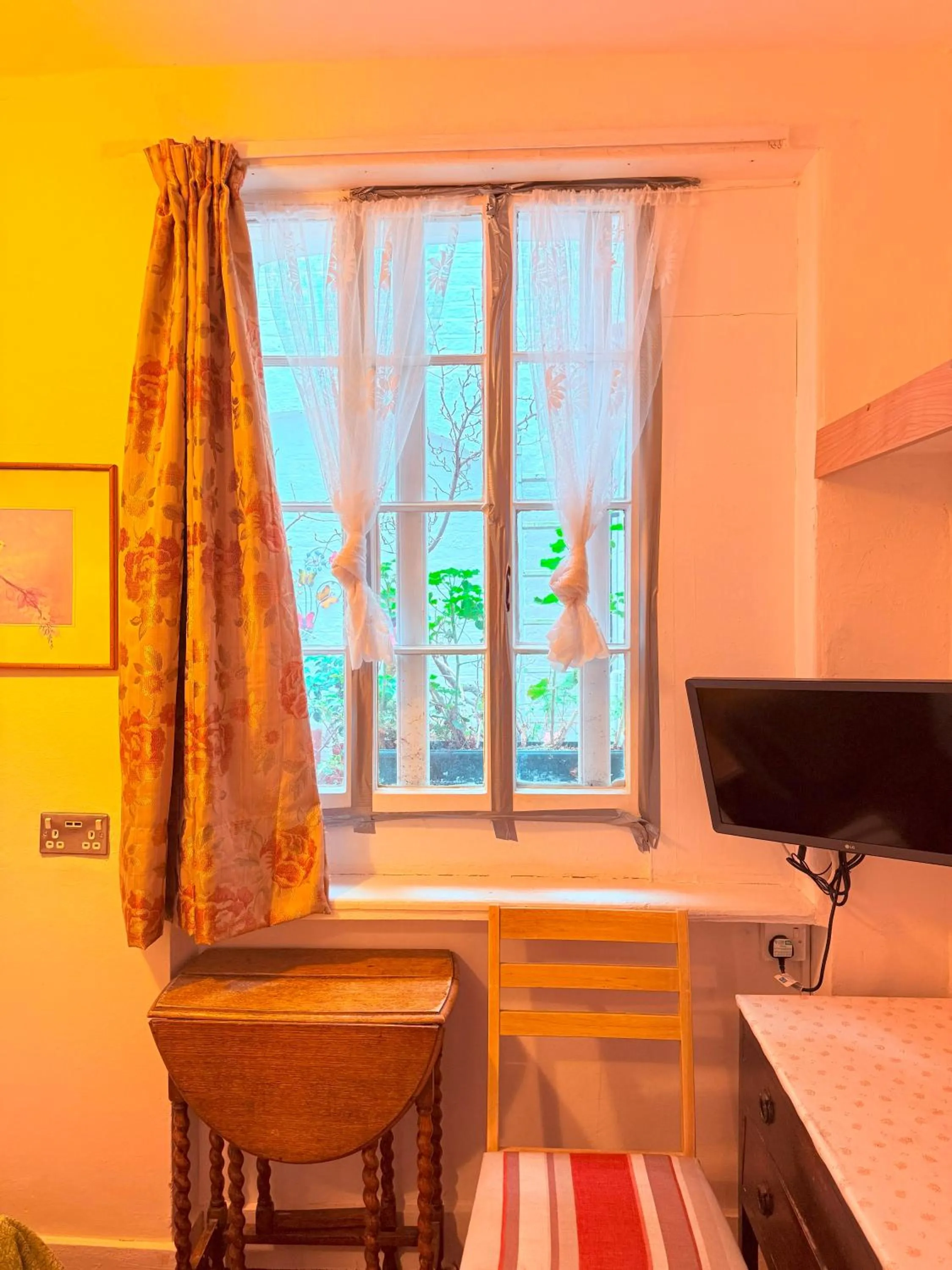 Bedroom in Albro House Hotel, London