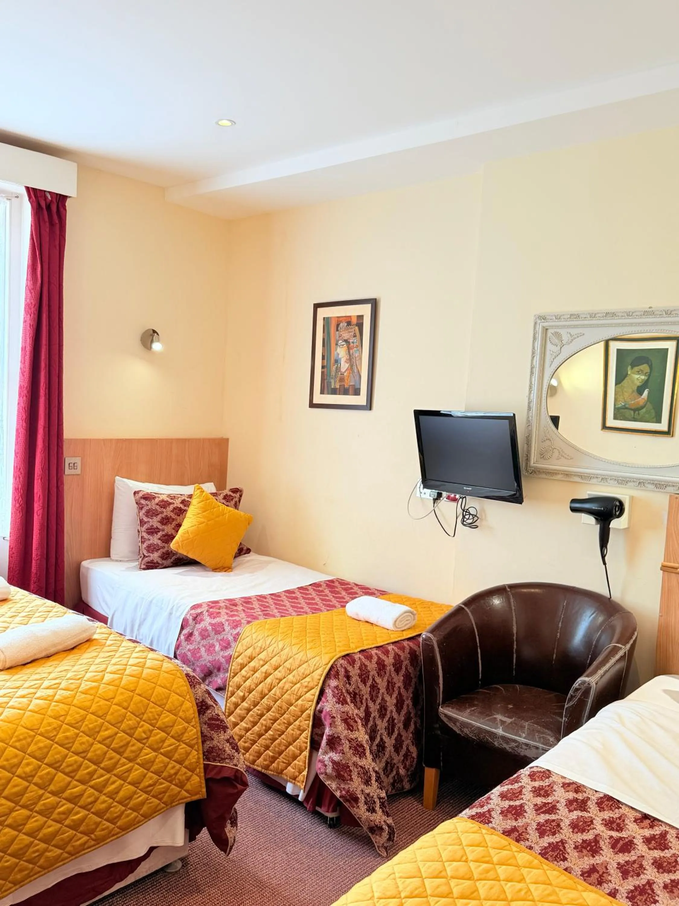 Bed in Albro House Hotel, London