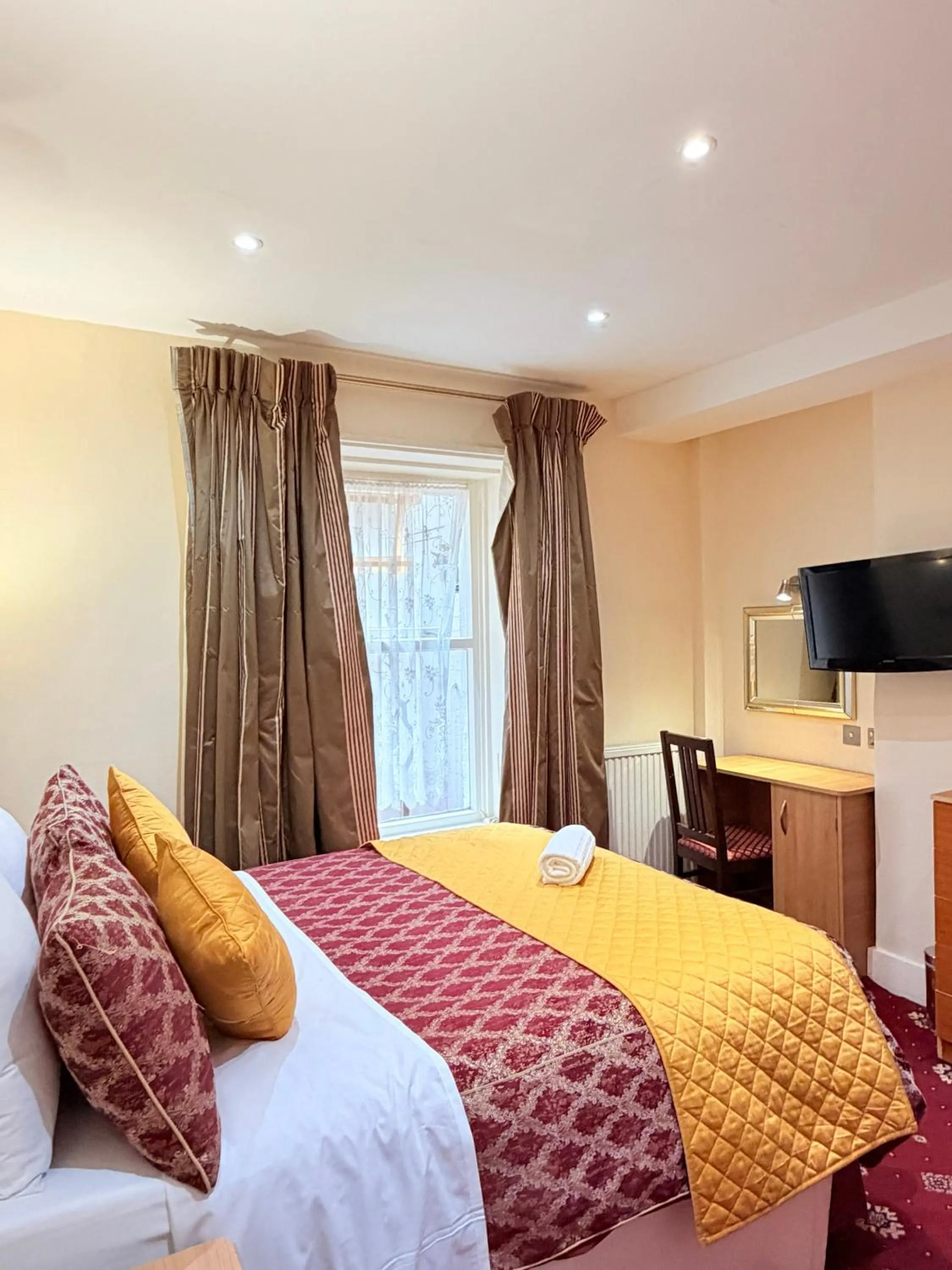 Bed in Albro House Hotel, London