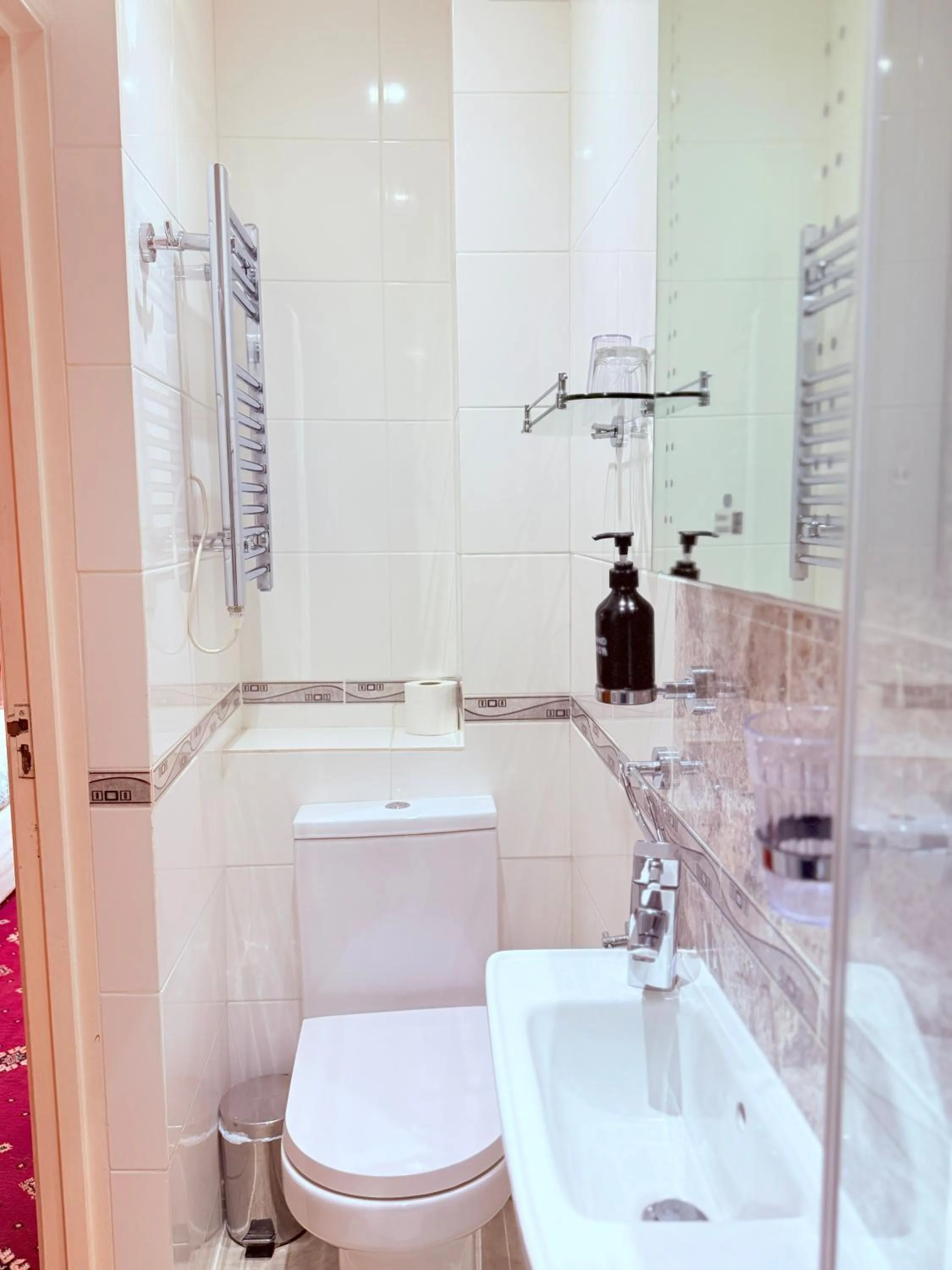 Bathroom in Albro House Hotel, London