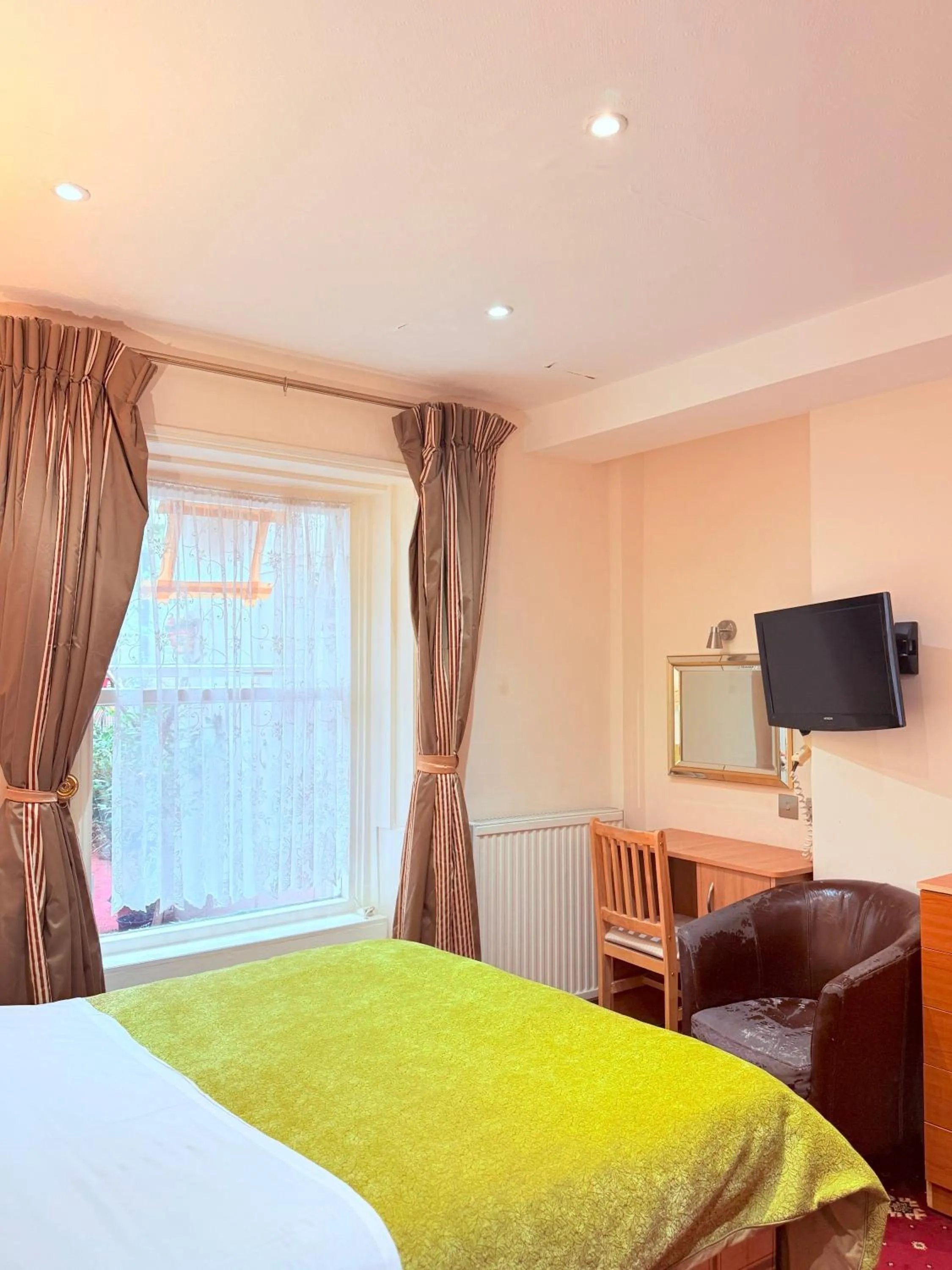 Bedroom, Bed in Albro House Hotel, London