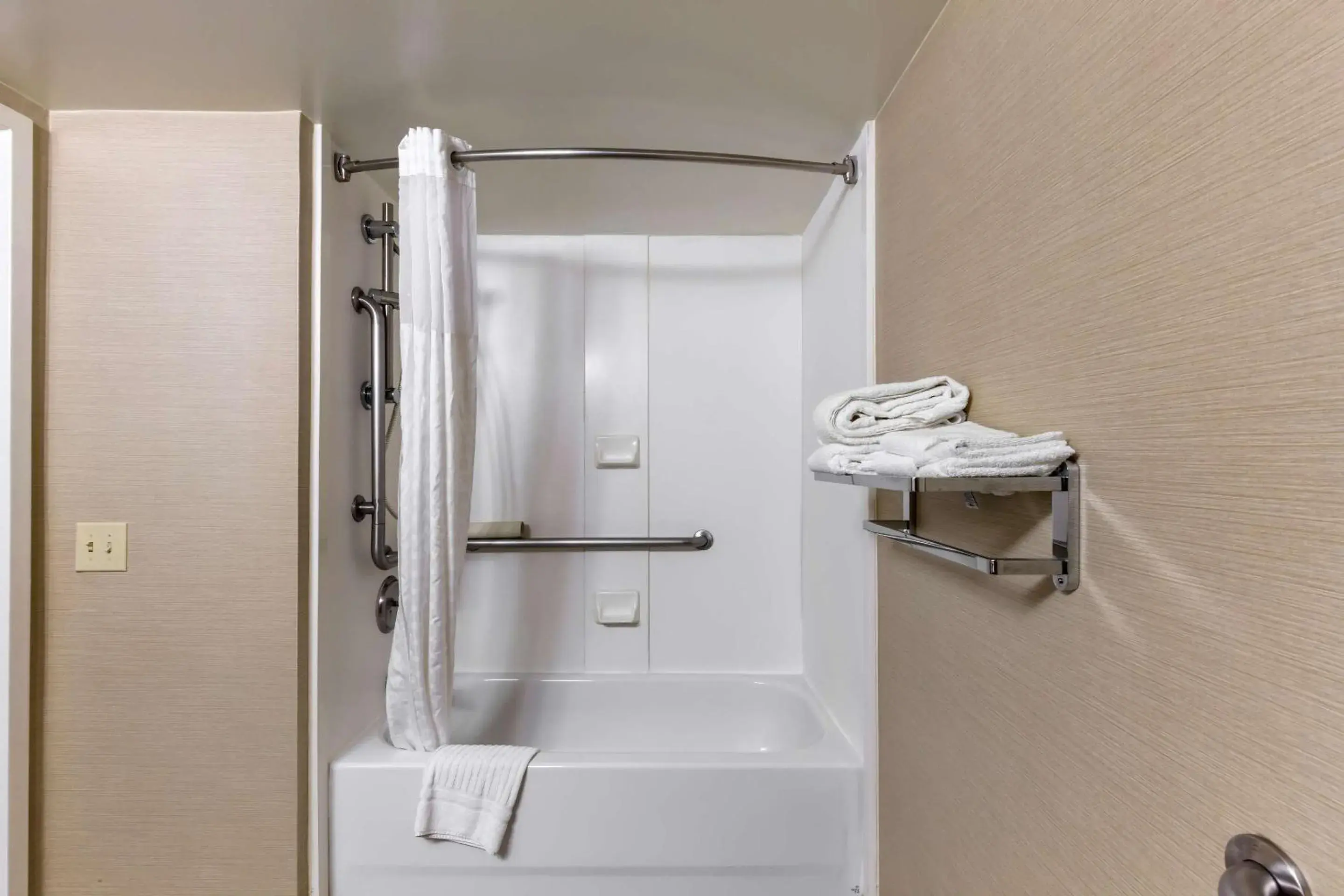 Bedroom in Comfort Inn University Durham - Chapel Hill Bedroom in Comfort Inn University Durham - Chapel Hill