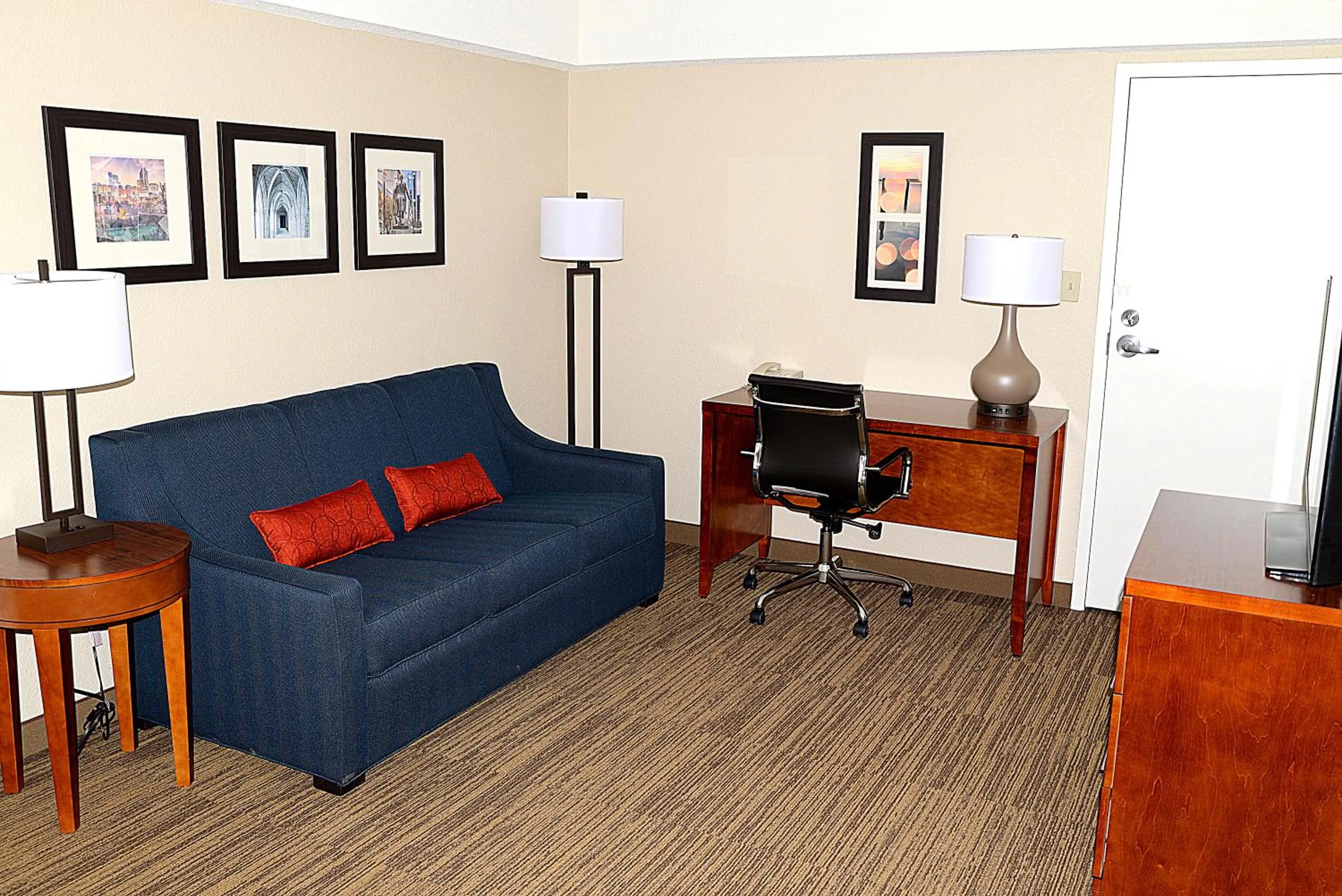 Living room in Comfort Inn University Durham - Chapel Hill