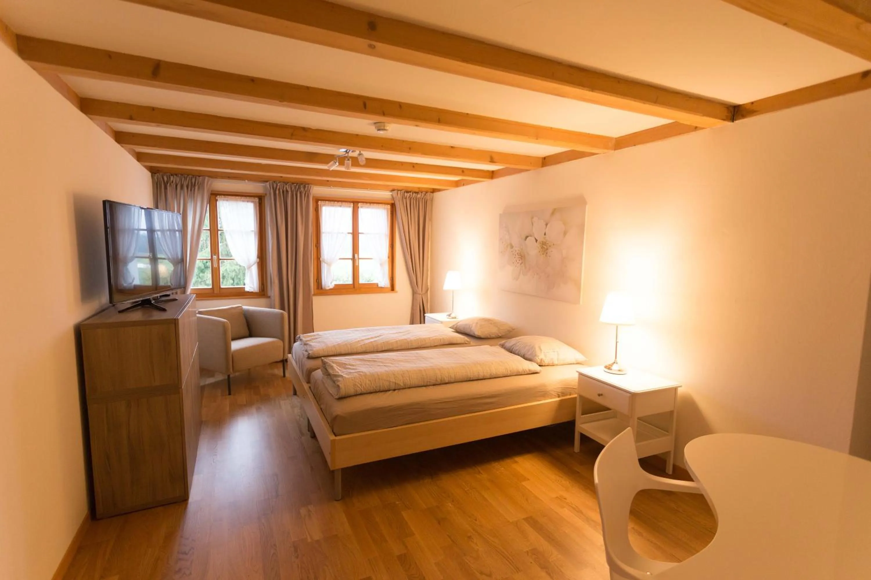 Restaurant/places to eat, Bed in Gasthof Krone Blatten