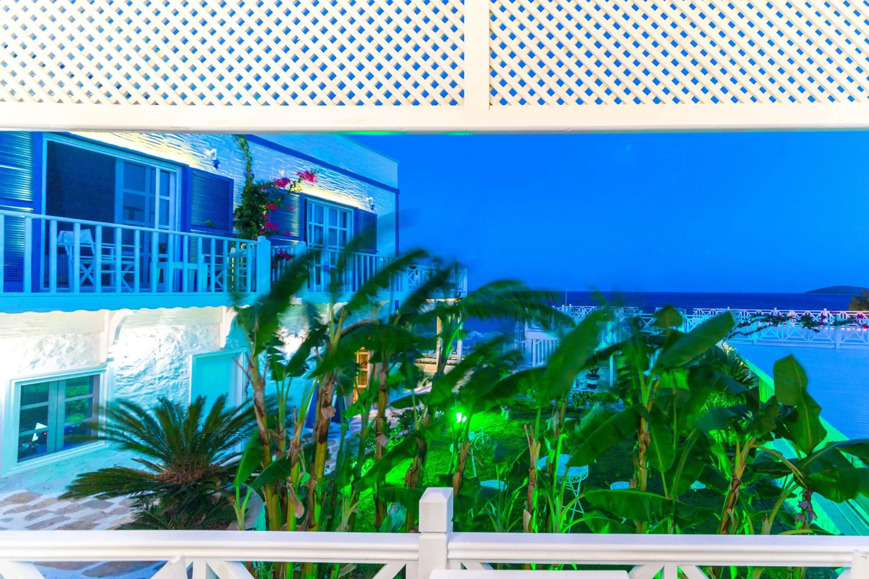 Property building, Swimming Pool in Hotel Mavi Beyaz