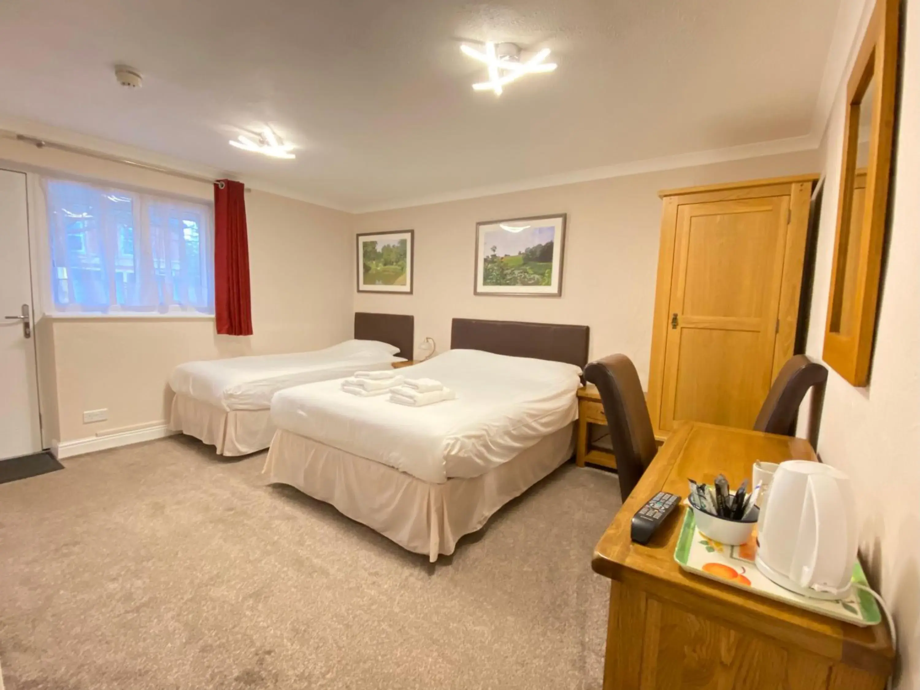 Large Double or Twin Room in Fairlawns Guest House Large Double or Twin Room in Fairlawns Guest House