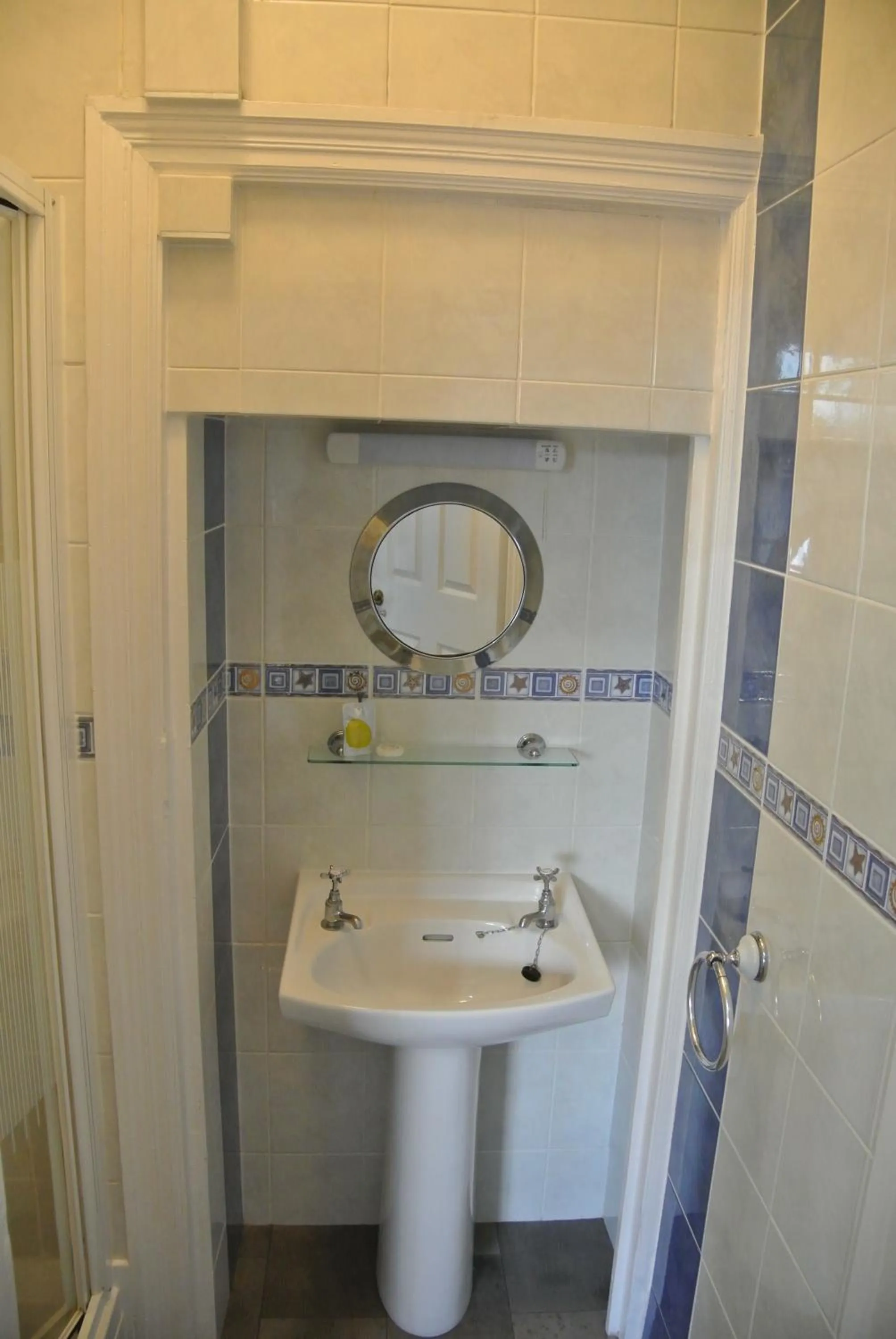 Shower in Fairlawns Guest House