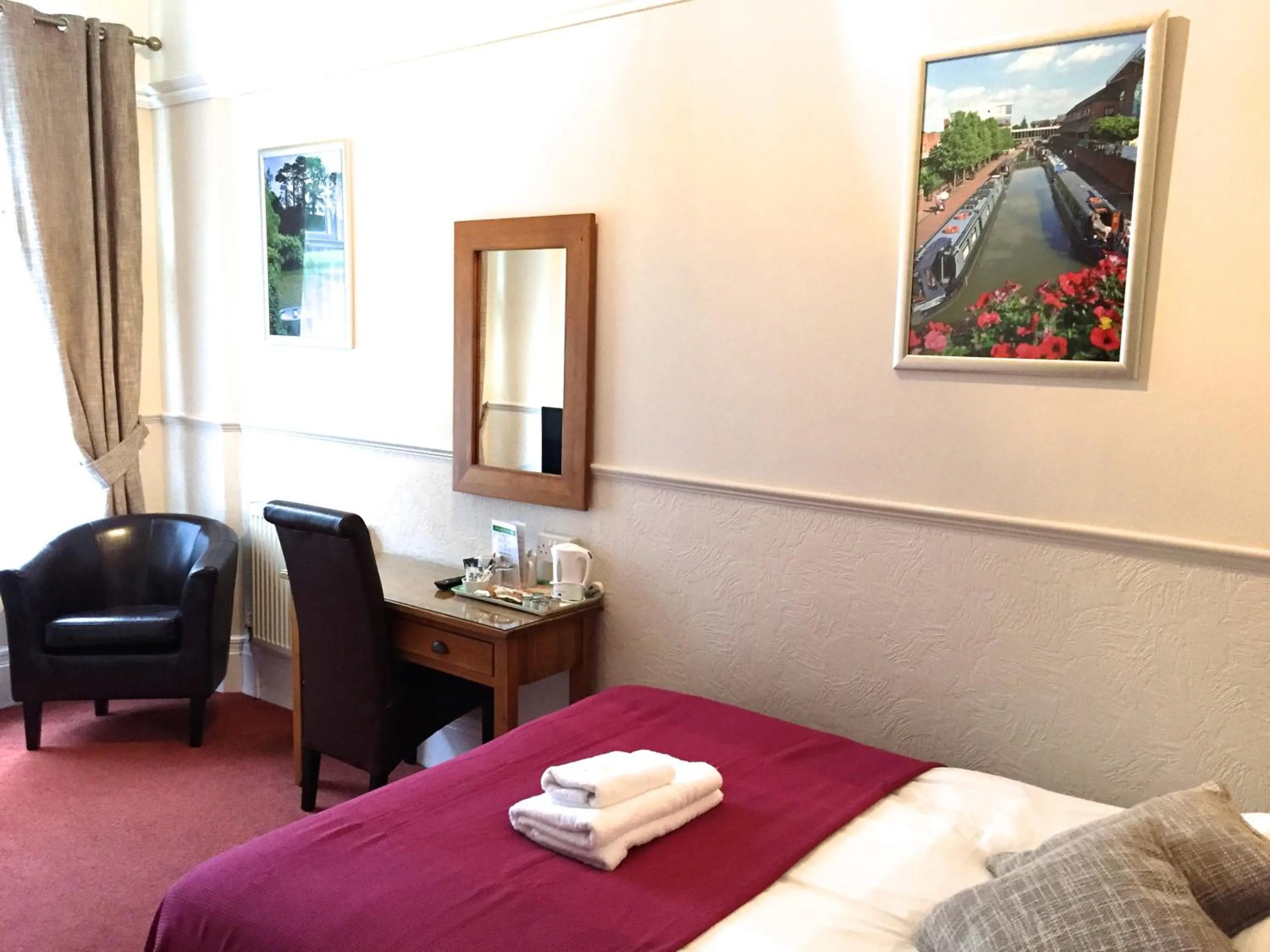 Bedroom, Bed in Fairlawns Guest House