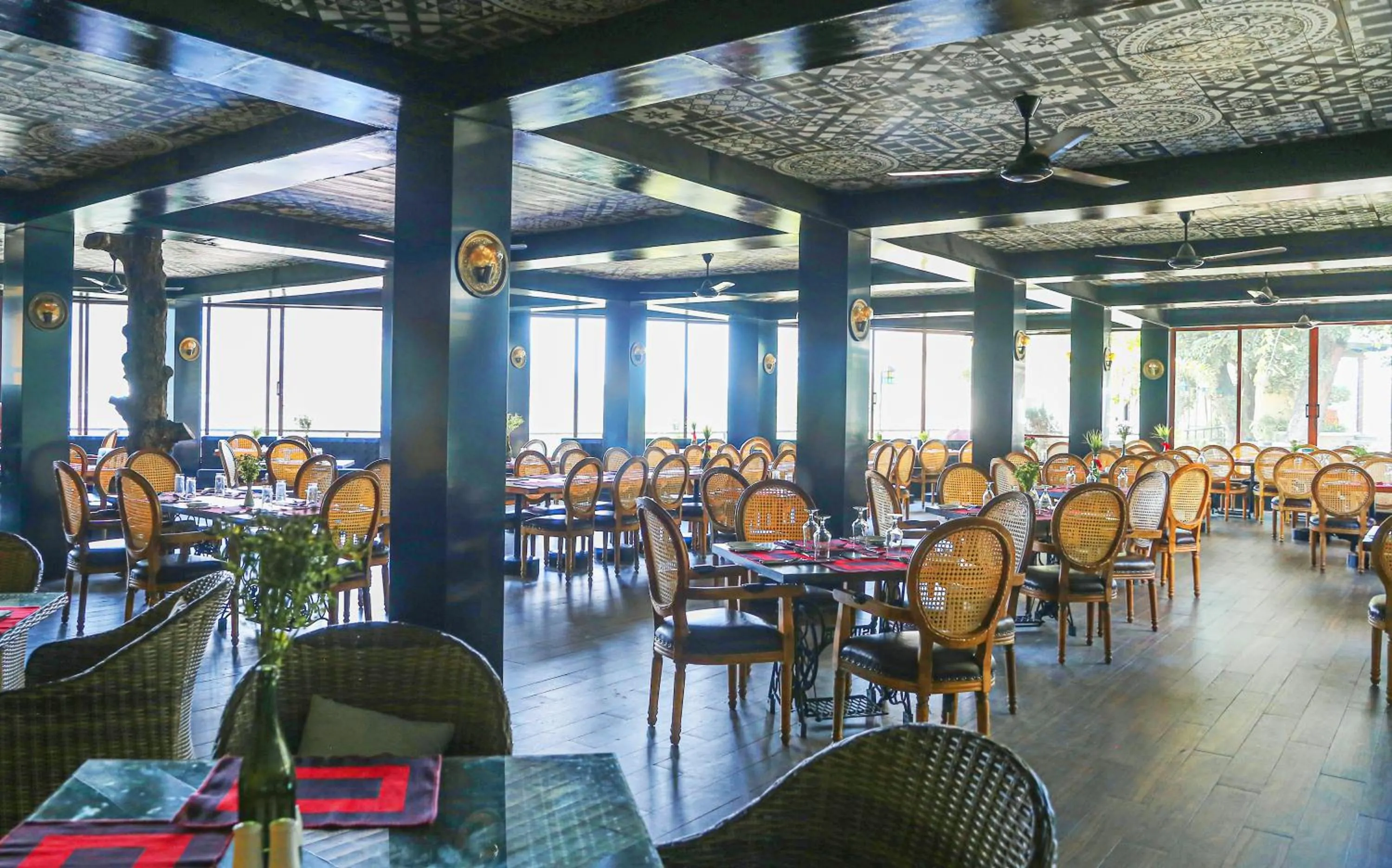 Restaurant/places to eat in Thilanka Hotel