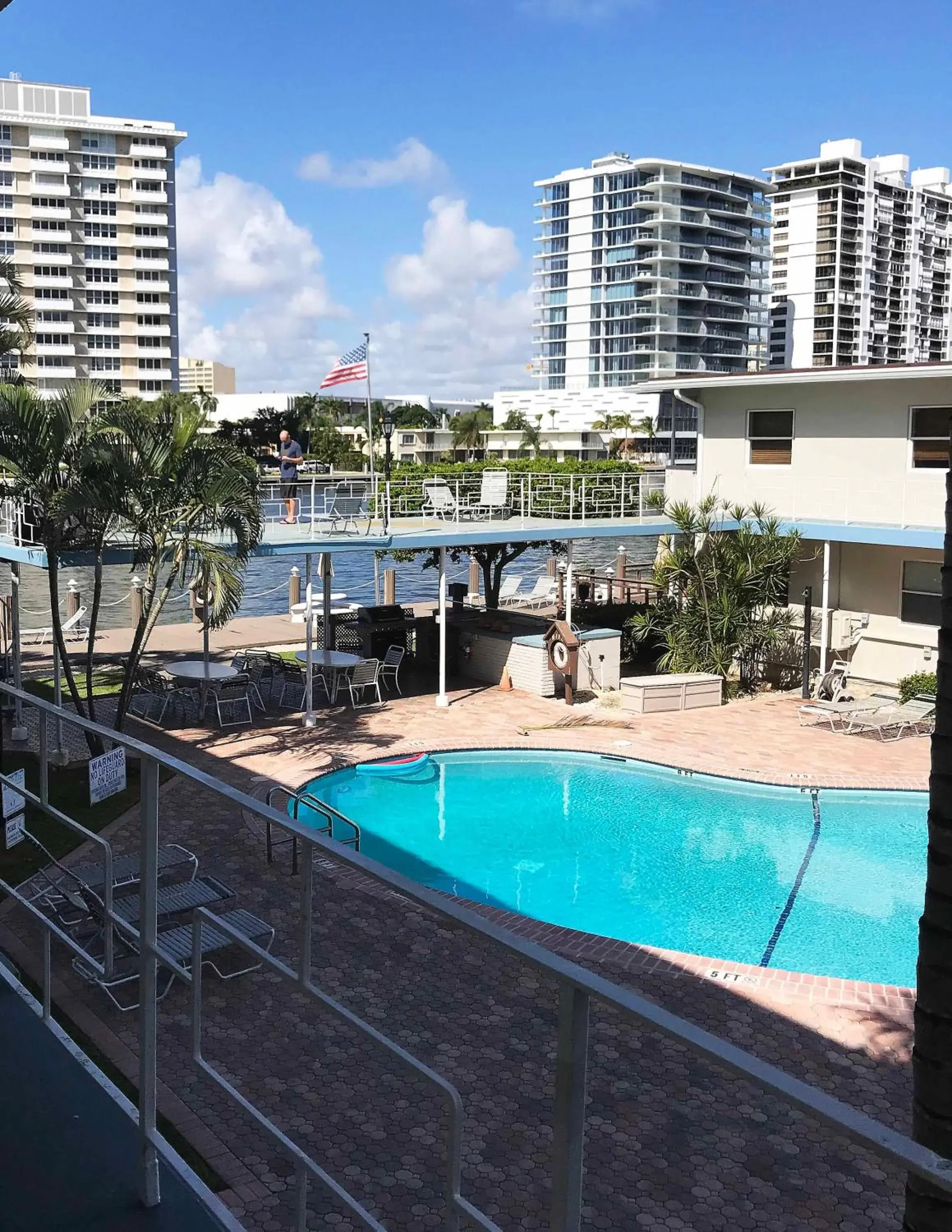 Swimming Pool in Holiday Isle Yacht Club