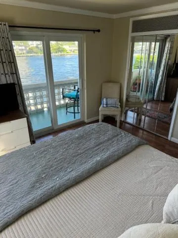 Bed in Holiday Isle Yacht Club