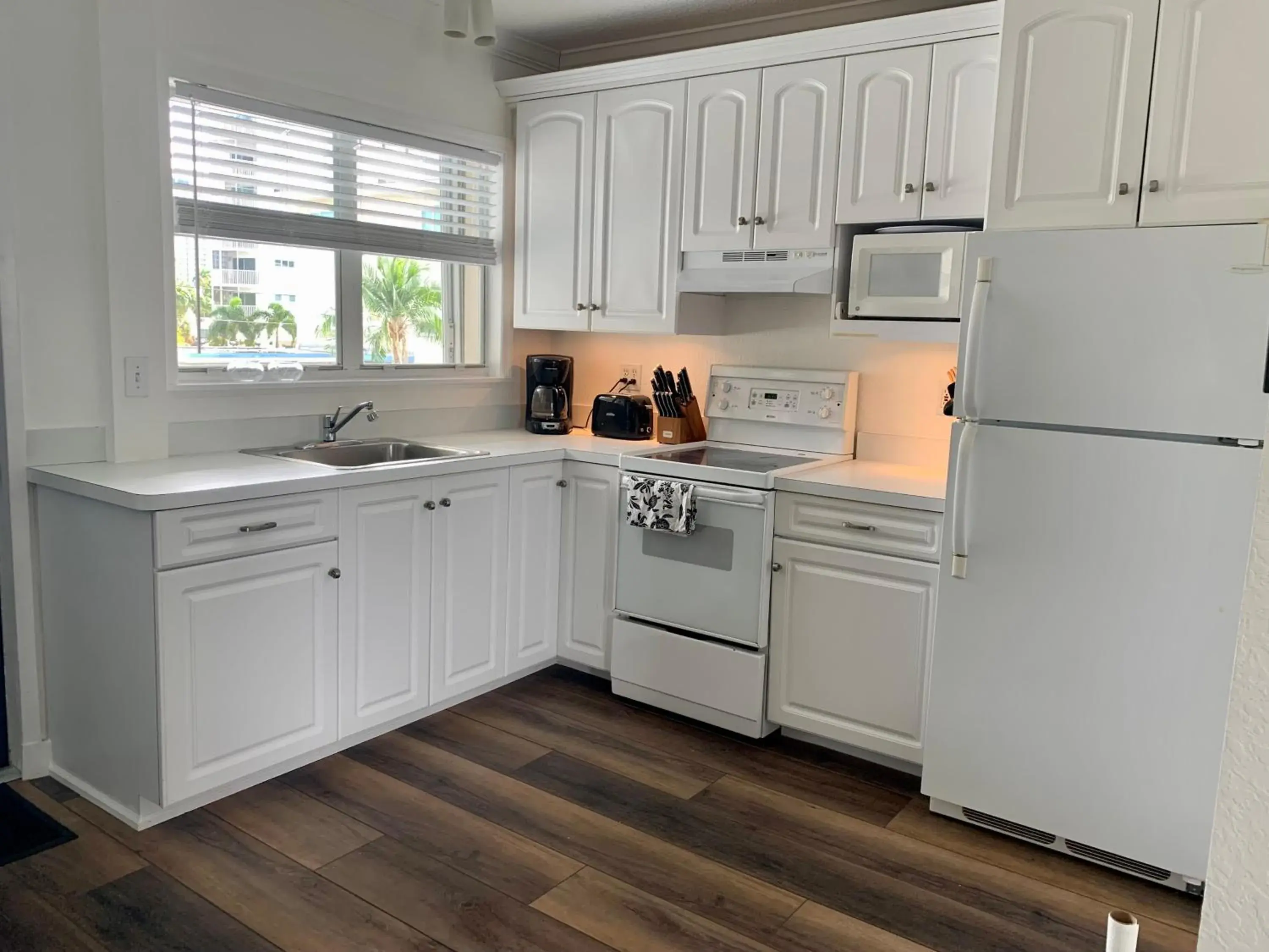 Kitchen/Kitchenette in Holiday Isle Yacht Club