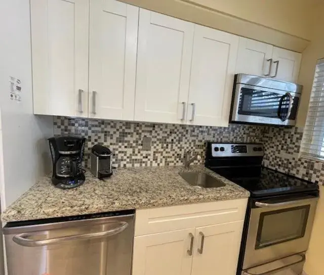 Kitchen/Kitchenette in Holiday Isle Yacht Club