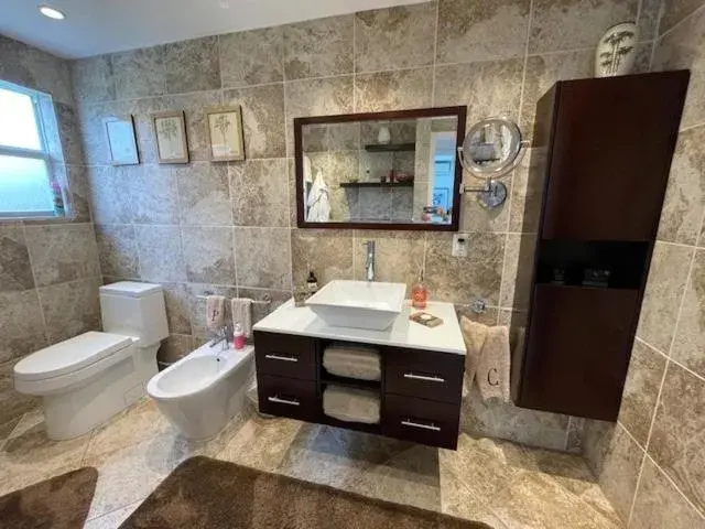 Bathroom in Holiday Isle Yacht Club