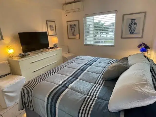 Bed in Holiday Isle Yacht Club