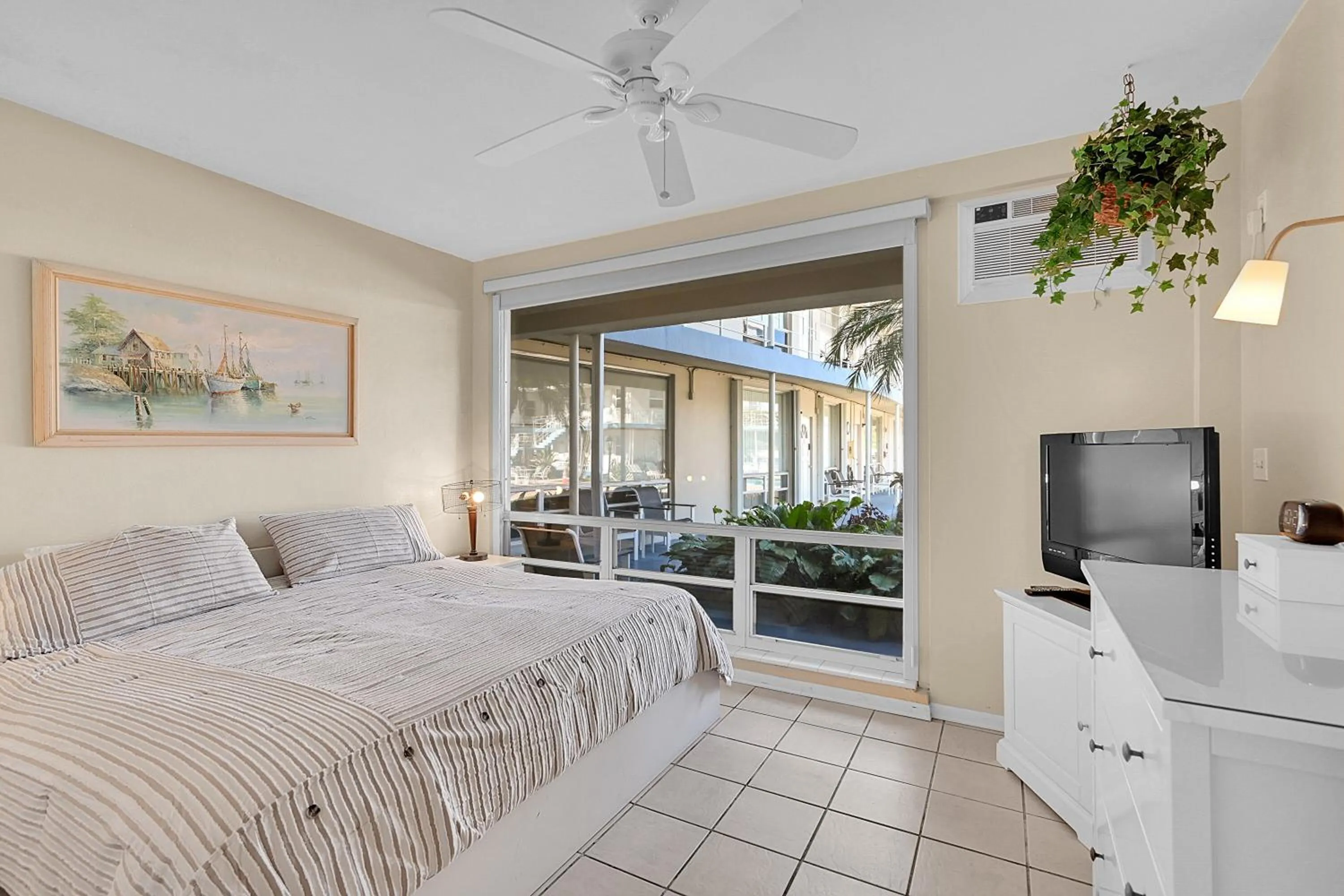 Bed in Holiday Isle Yacht Club