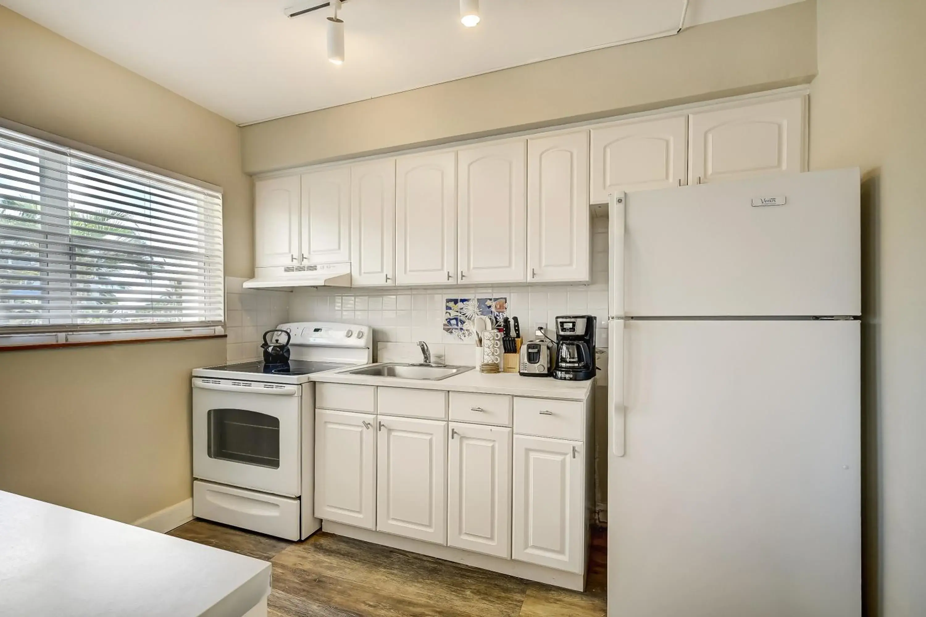 Kitchen/Kitchenette in Holiday Isle Yacht Club