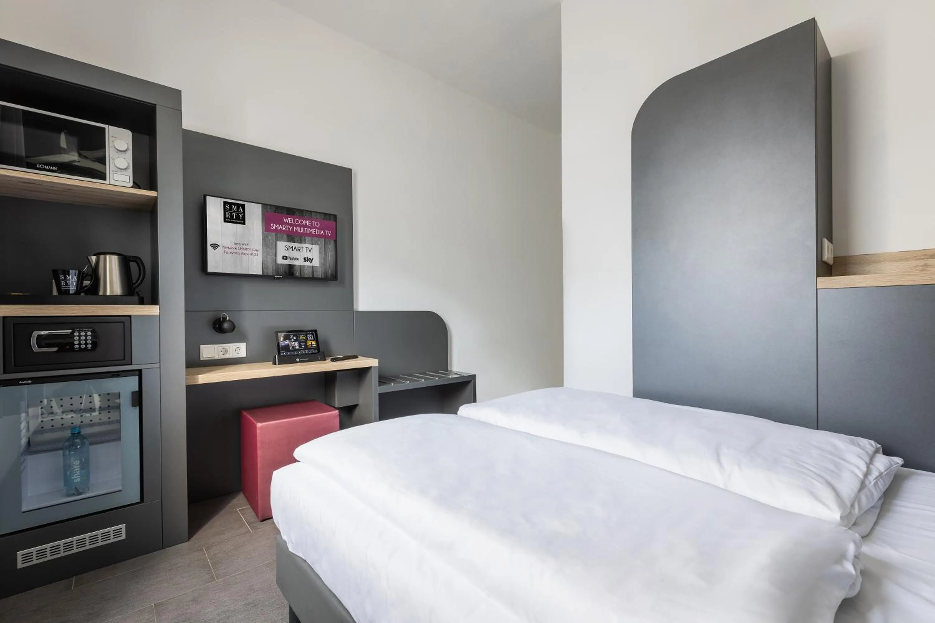 Photo of the whole room, Bed in SMARTY Airport Cologne Hotel - KONTAKTLOSER SELF CHECK-IN