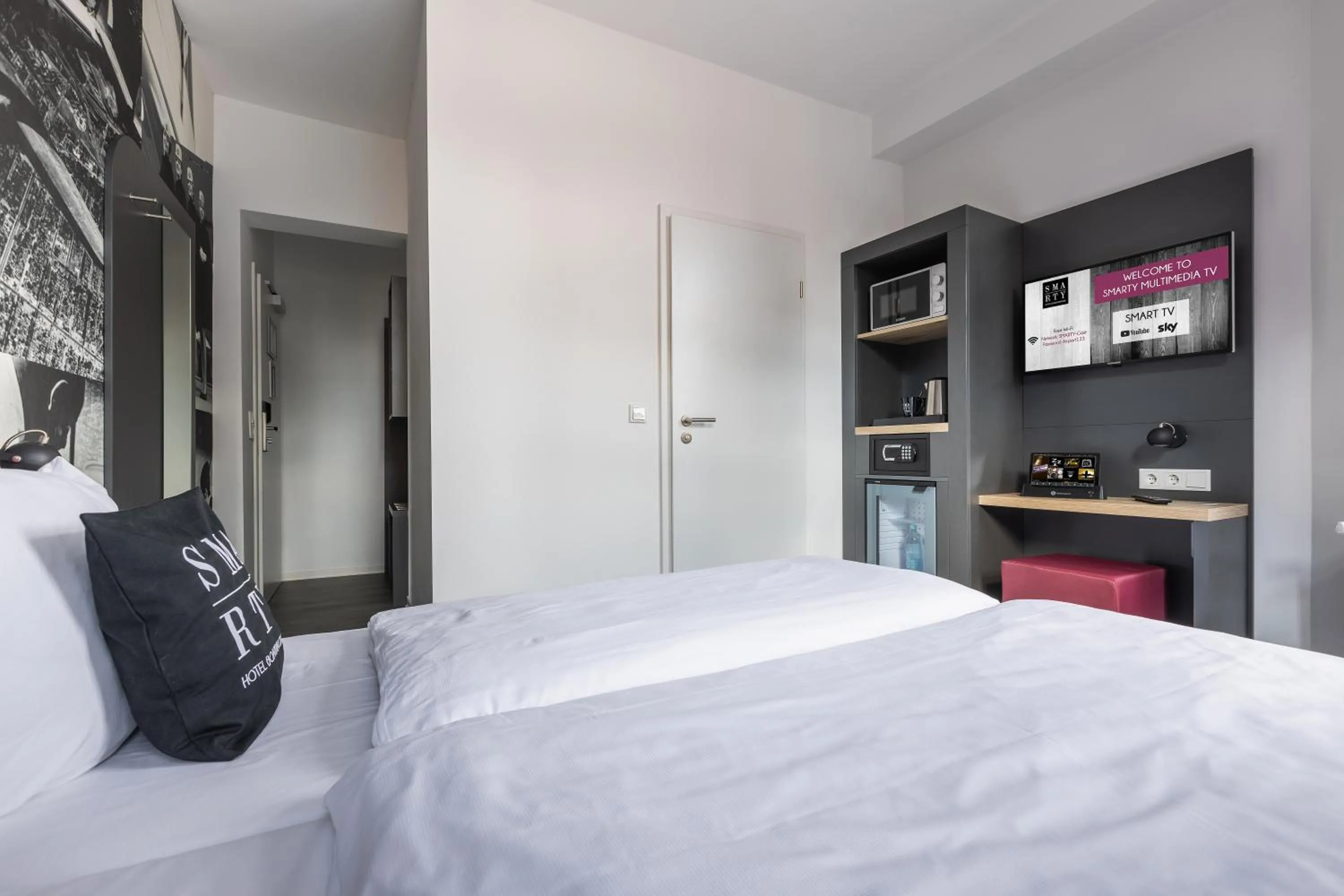 TV and multimedia, Bed in SMARTY Airport Cologne Hotel - KONTAKTLOSER SELF CHECK-IN