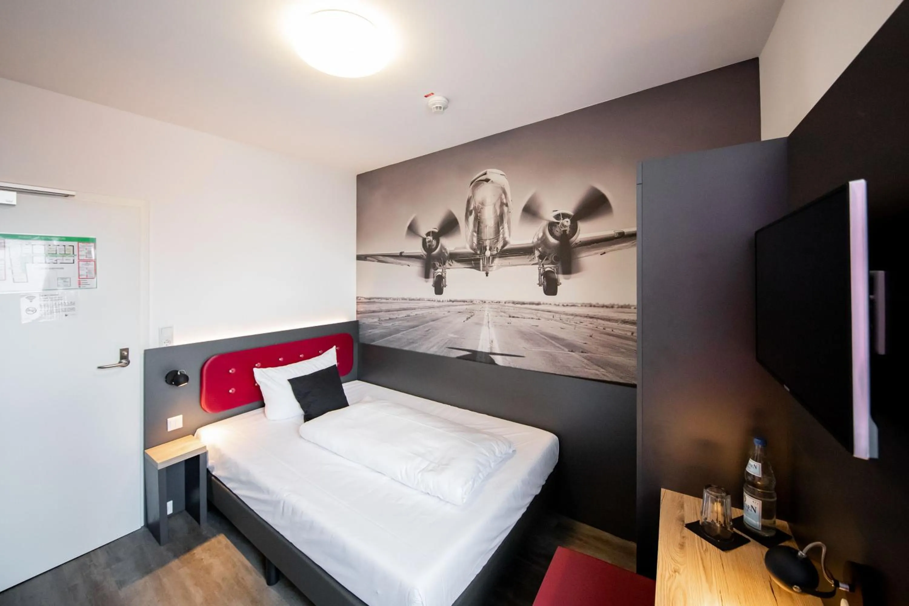 Photo of the whole room, Bed in SMARTY Airport Cologne Hotel - KONTAKTLOSER SELF CHECK-IN