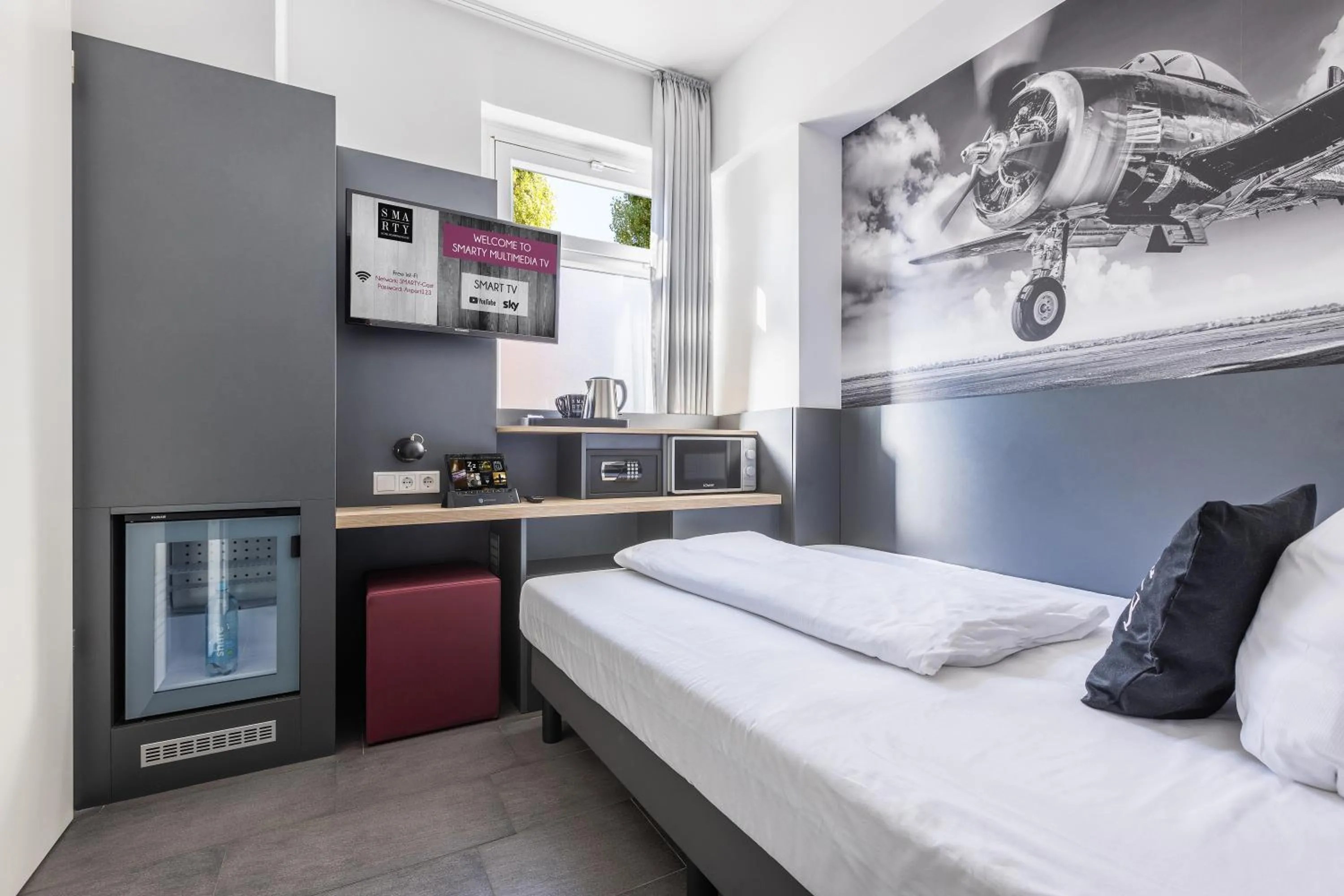 Photo of the whole room, Bed in SMARTY Airport Cologne Hotel - KONTAKTLOSER SELF CHECK-IN