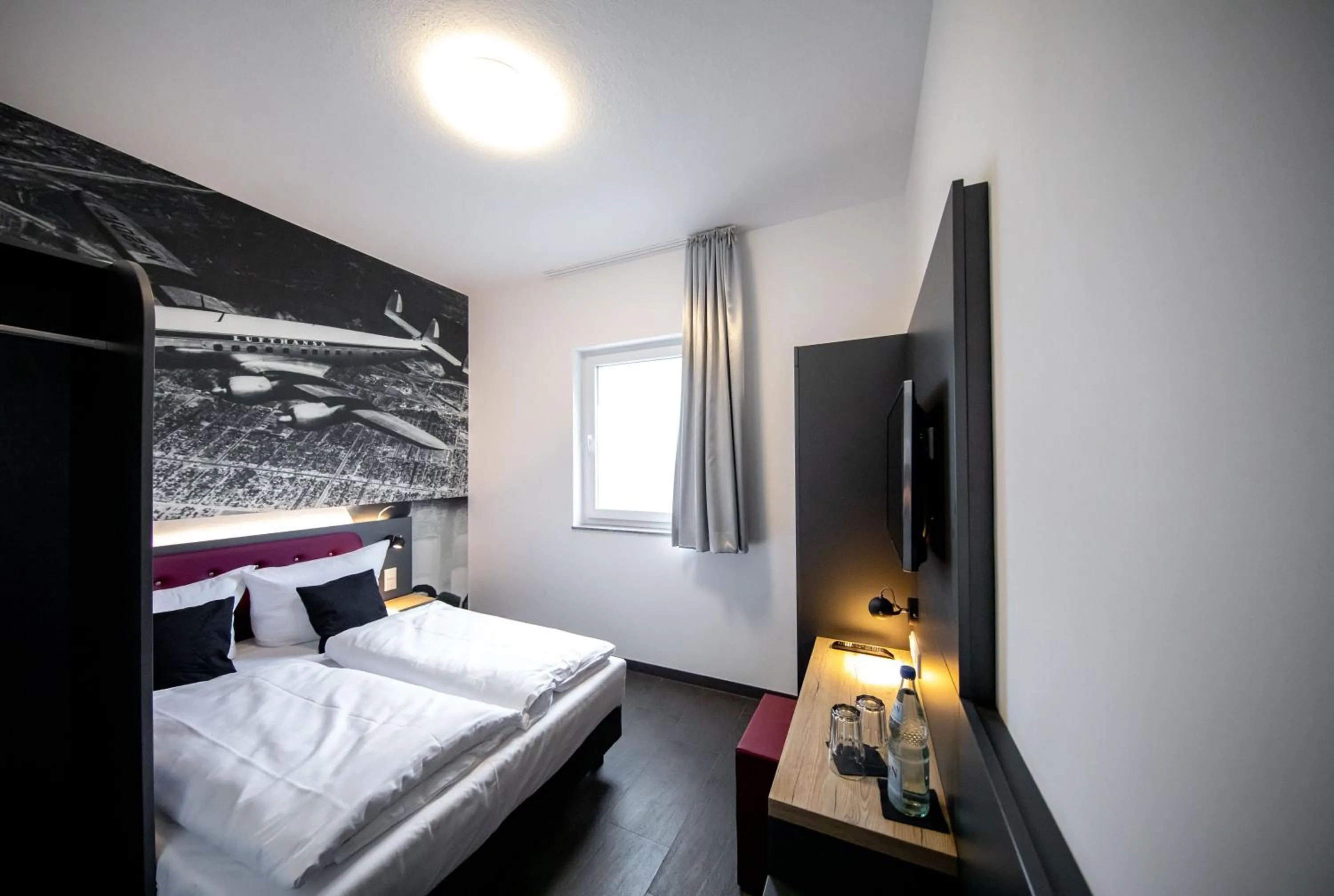 Bed in SMARTY Airport Cologne Hotel - KONTAKTLOSER SELF CHECK-IN
