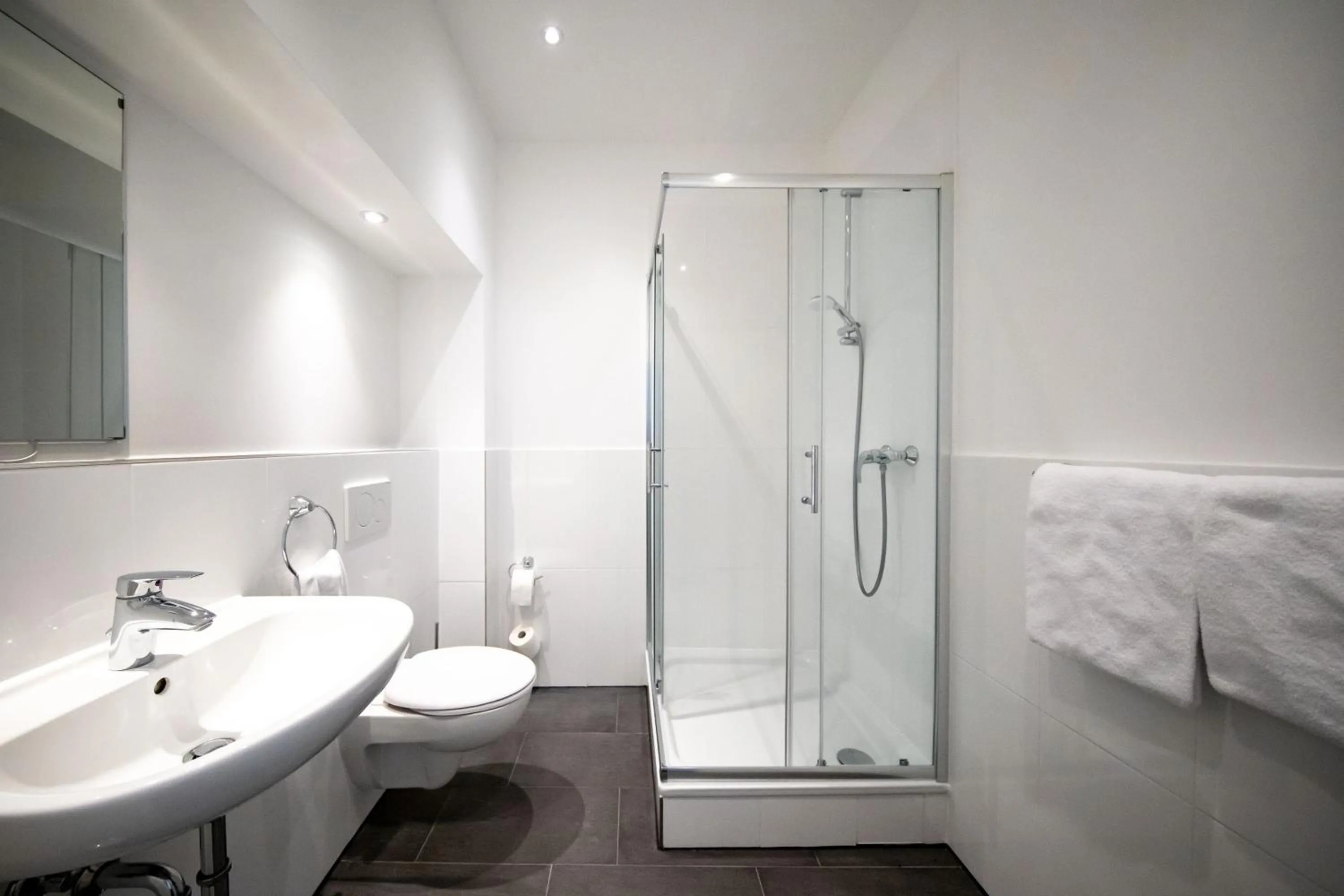 Bathroom in SMARTY Airport Cologne Hotel - KONTAKTLOSER SELF CHECK-IN