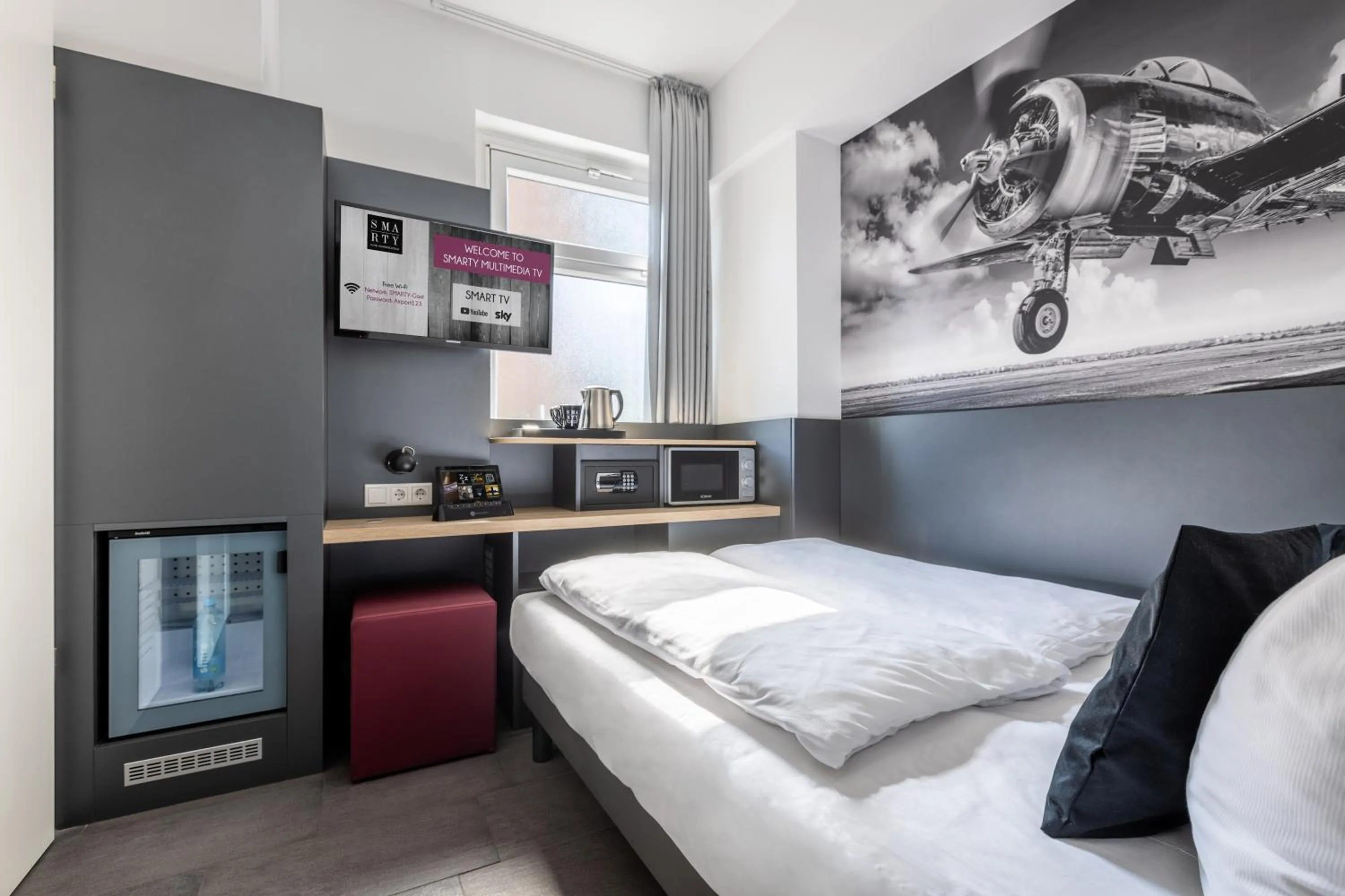 Bed in SMARTY Airport Cologne Hotel - KONTAKTLOSER SELF CHECK-IN