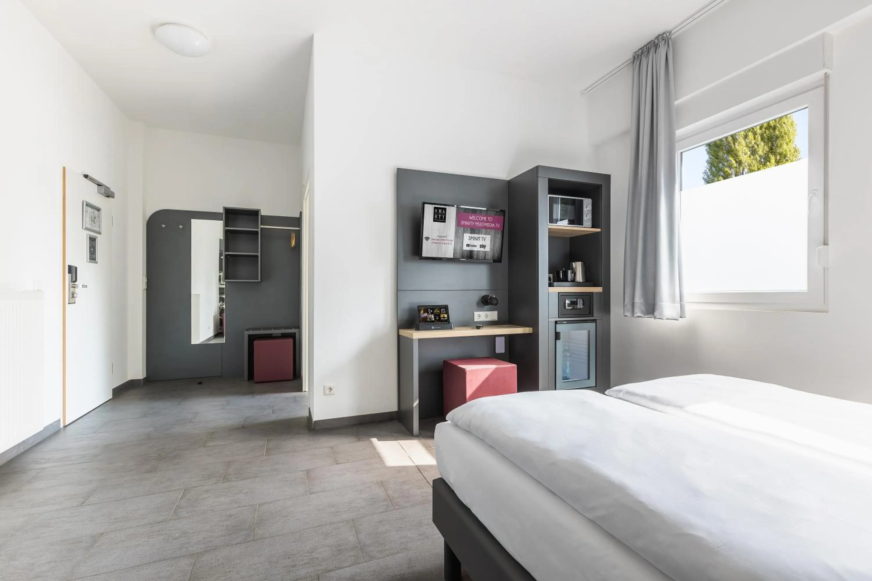 Photo of the whole room, Bed in SMARTY Airport Cologne Hotel - KONTAKTLOSER SELF CHECK-IN