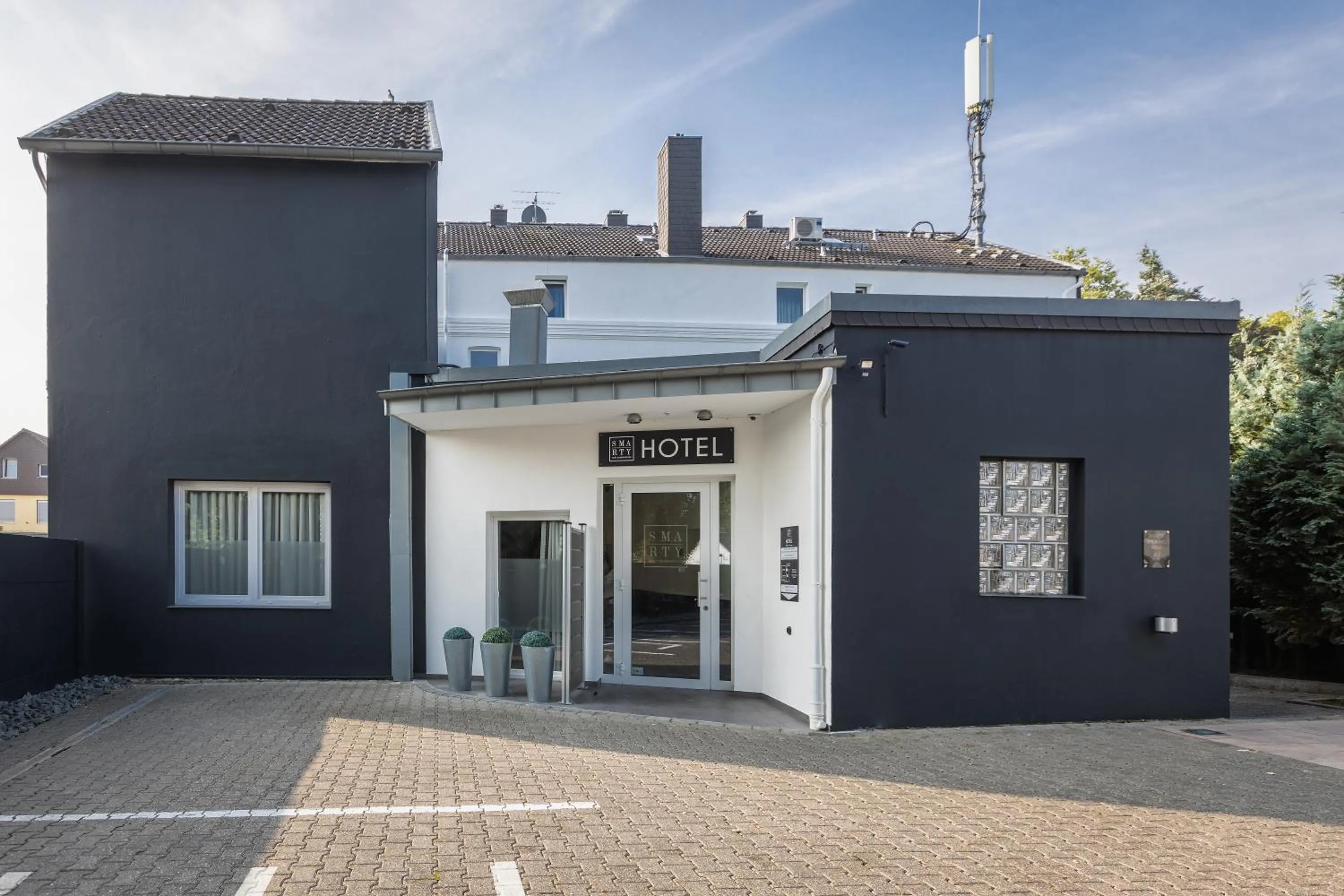 Facade/entrance in SMARTY Airport Cologne Hotel - KONTAKTLOSER SELF CHECK-IN