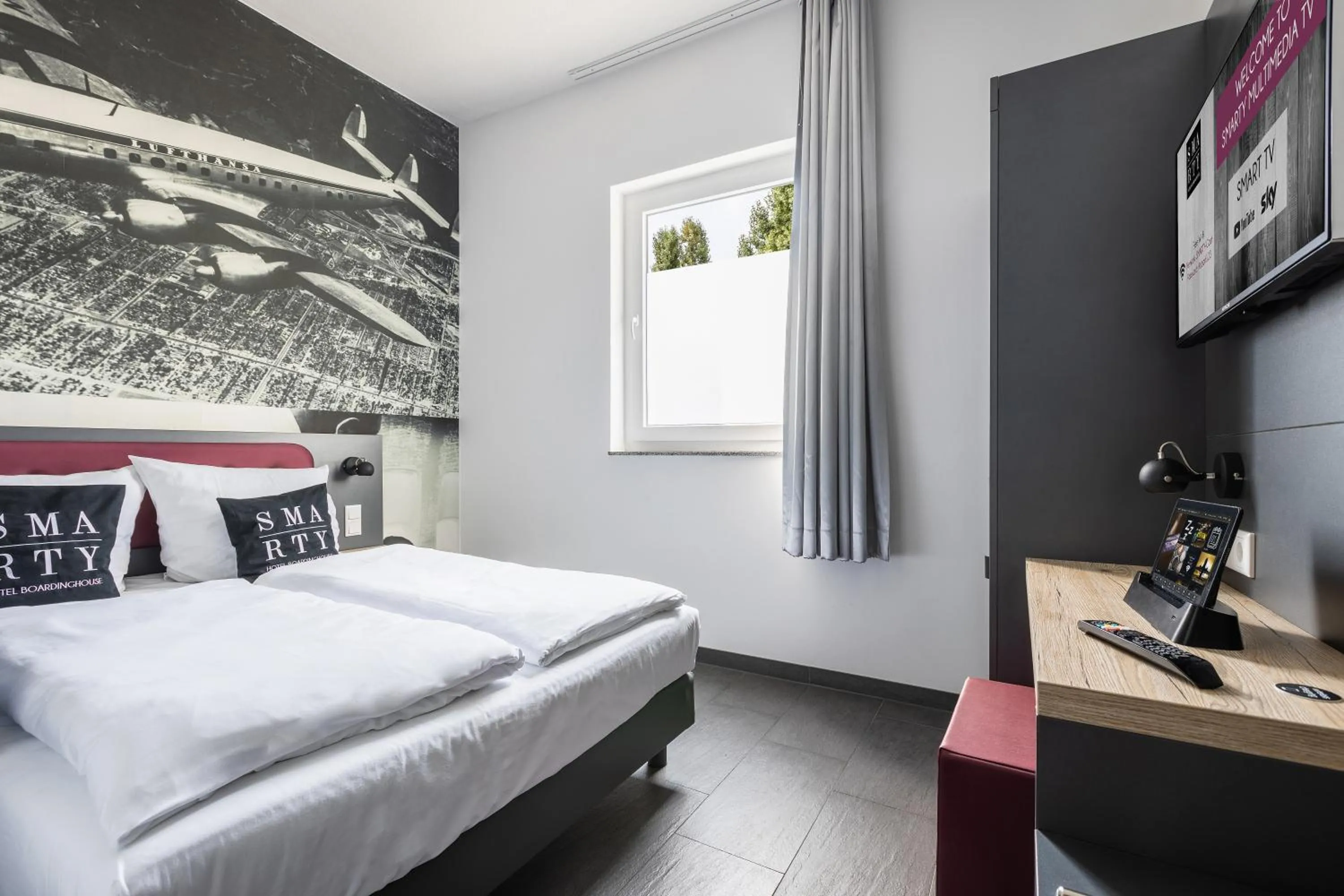 Photo of the whole room, Bed in SMARTY Airport Cologne Hotel - KONTAKTLOSER SELF CHECK-IN