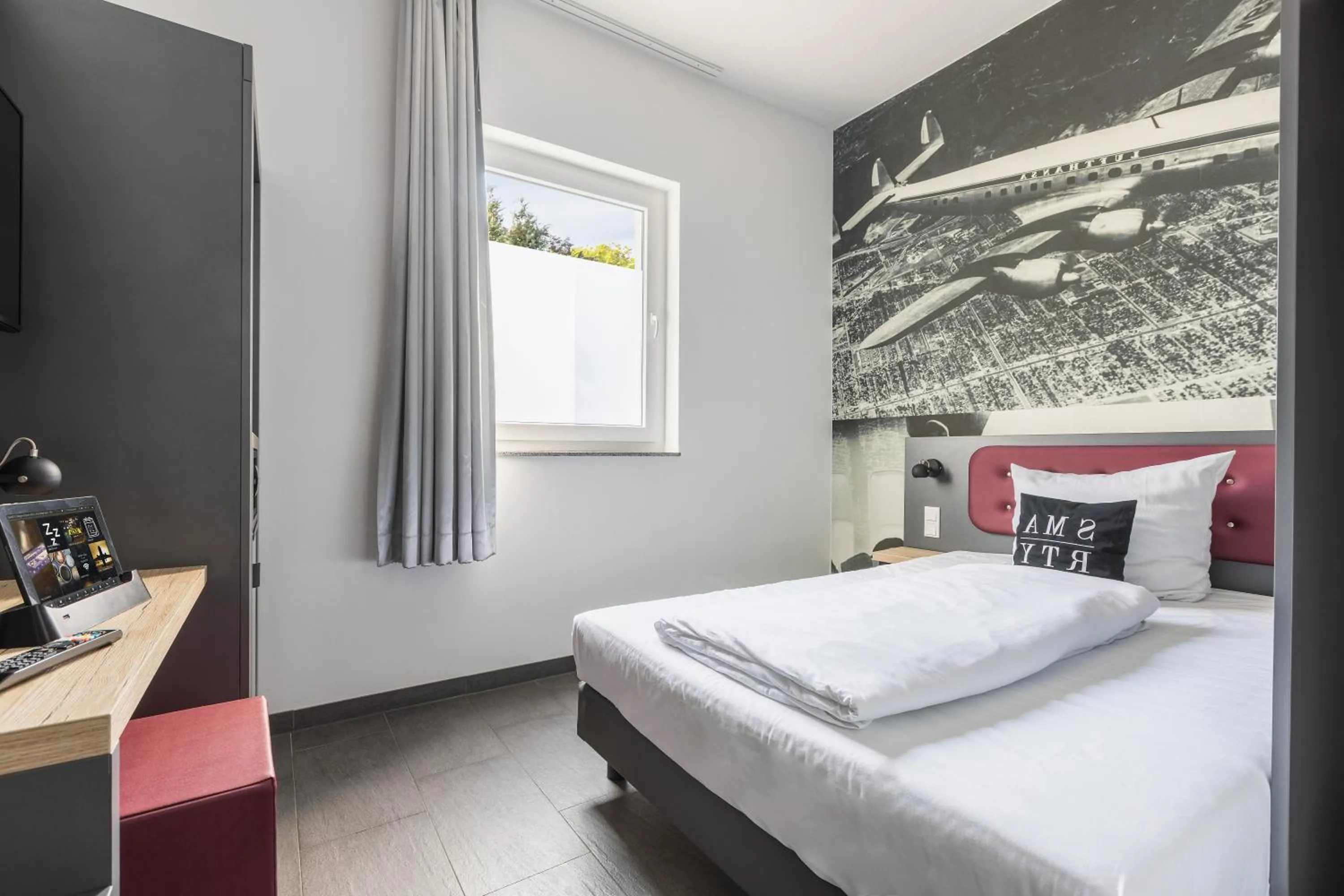Bed in SMARTY Airport Cologne Hotel - KONTAKTLOSER SELF CHECK-IN