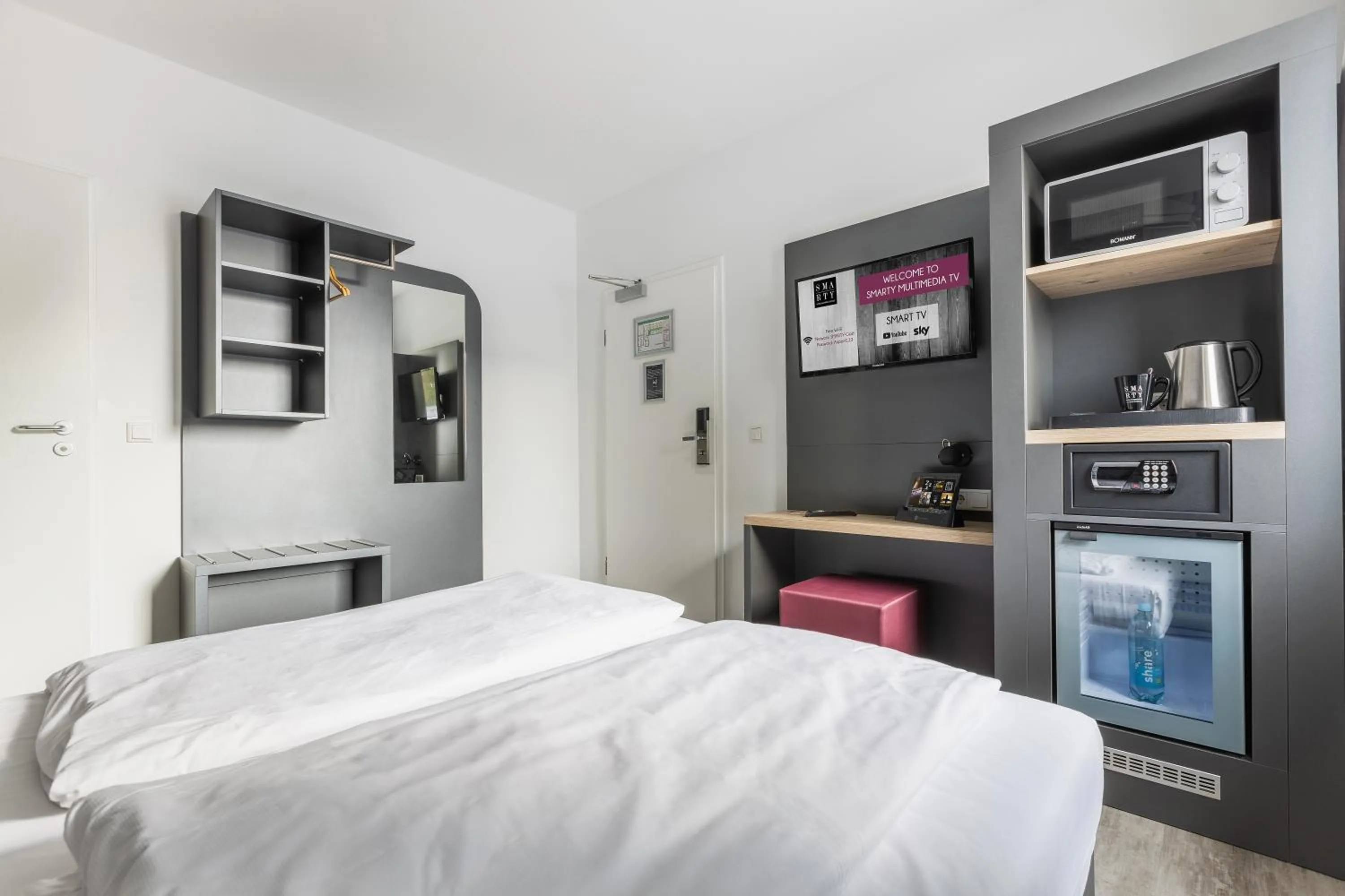 safe, Bed in SMARTY Airport Cologne Hotel - KONTAKTLOSER SELF CHECK-IN