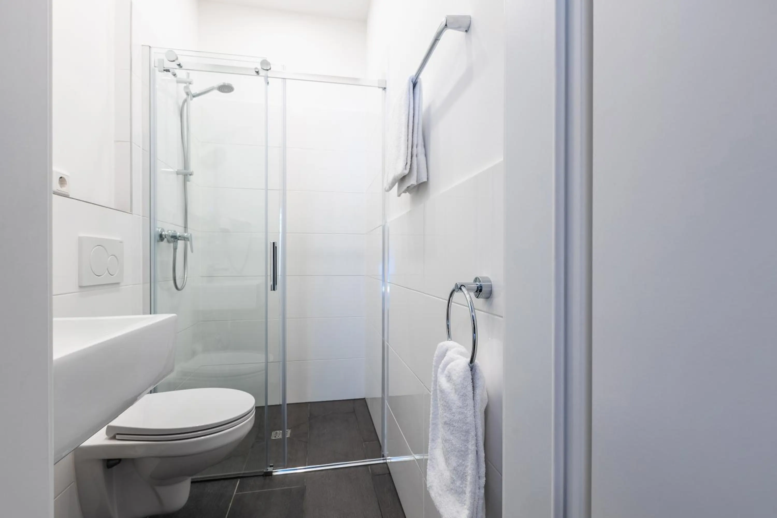 Bathroom in SMARTY Airport Cologne Hotel - KONTAKTLOSER SELF CHECK-IN