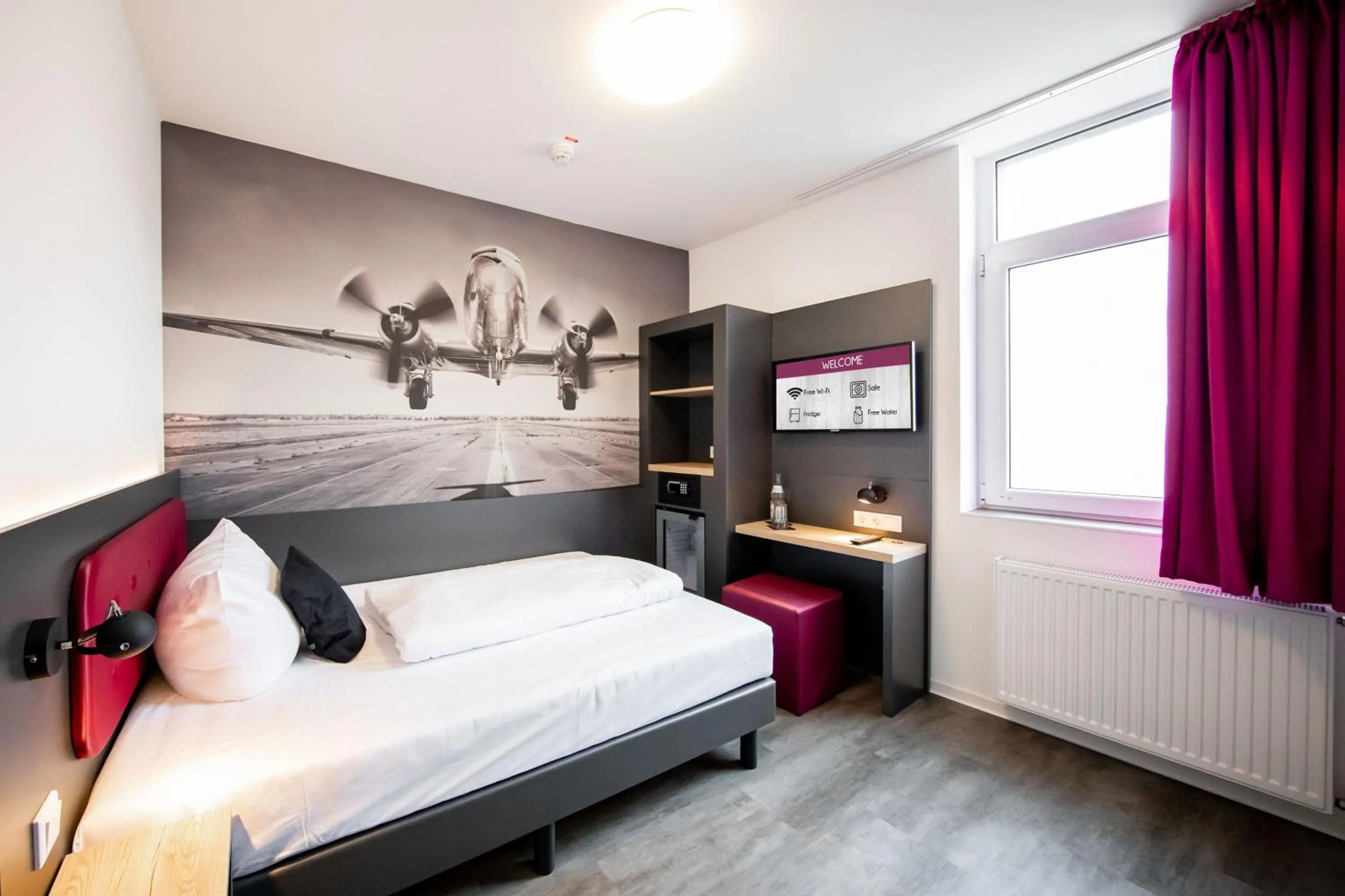 Bed in SMARTY Airport Cologne Hotel - KONTAKTLOSER SELF CHECK-IN