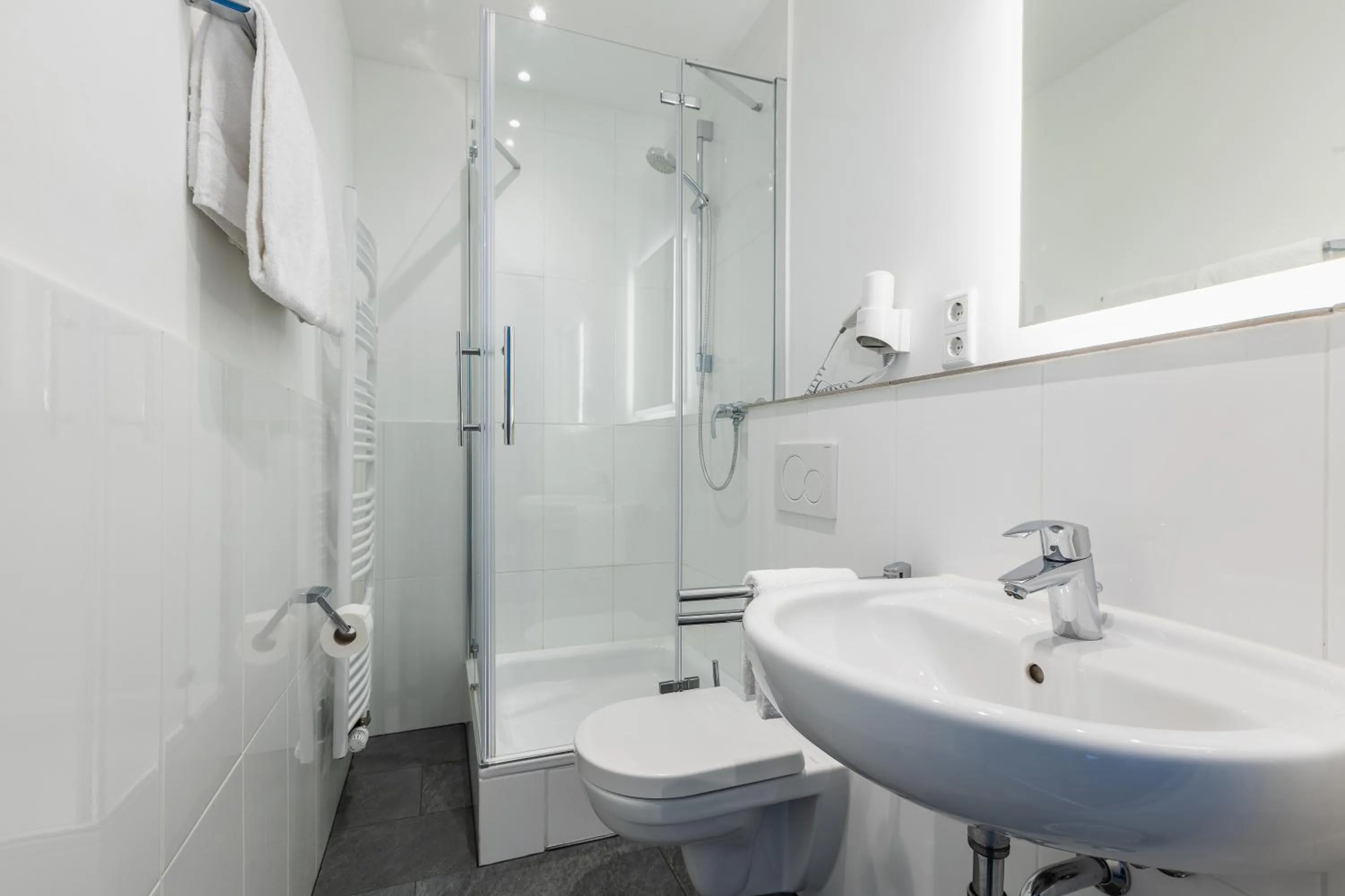 Bathroom in SMARTY Airport Cologne Hotel - KONTAKTLOSER SELF CHECK-IN