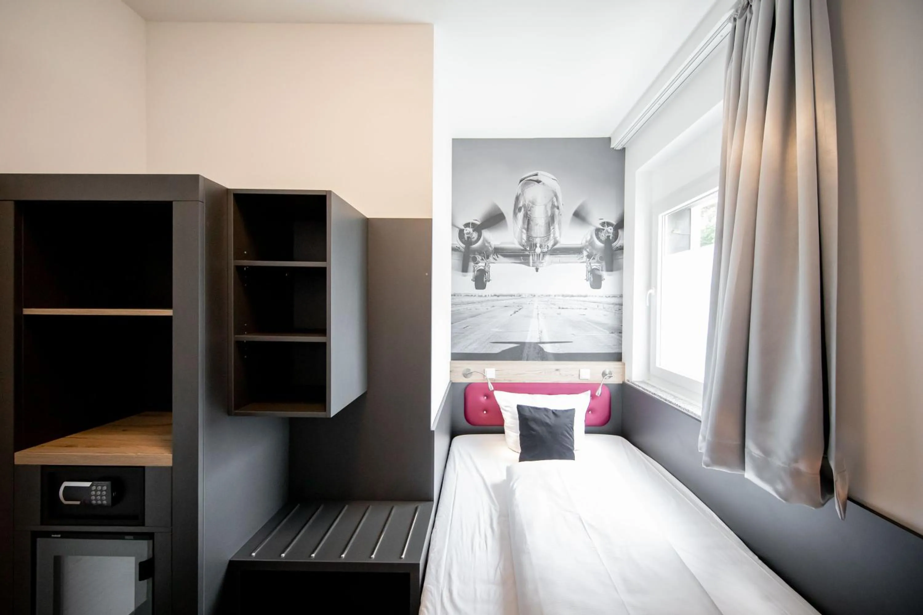 Bed in SMARTY Airport Cologne Hotel - KONTAKTLOSER SELF CHECK-IN