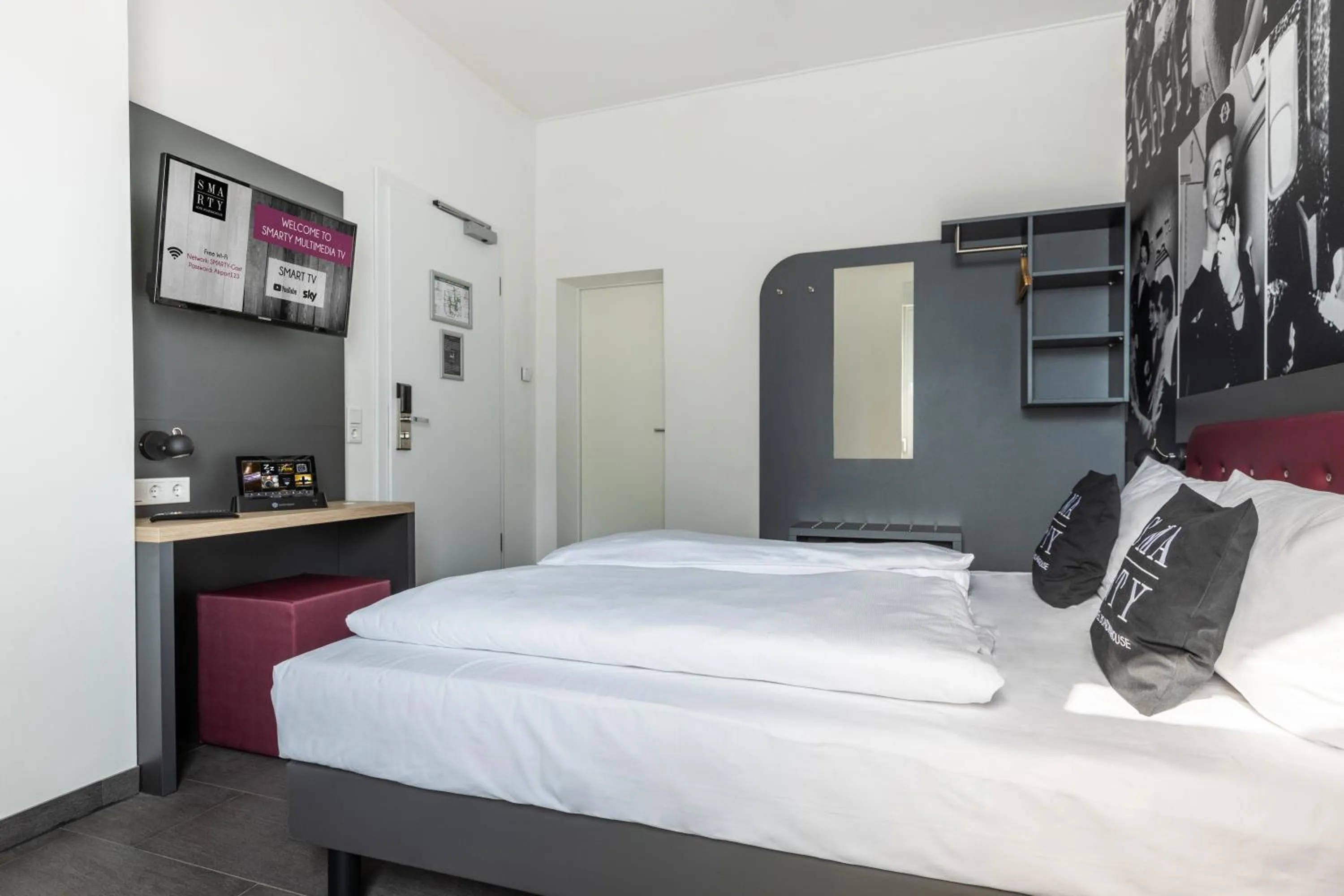 Photo of the whole room, Bed in SMARTY Airport Cologne Hotel - KONTAKTLOSER SELF CHECK-IN