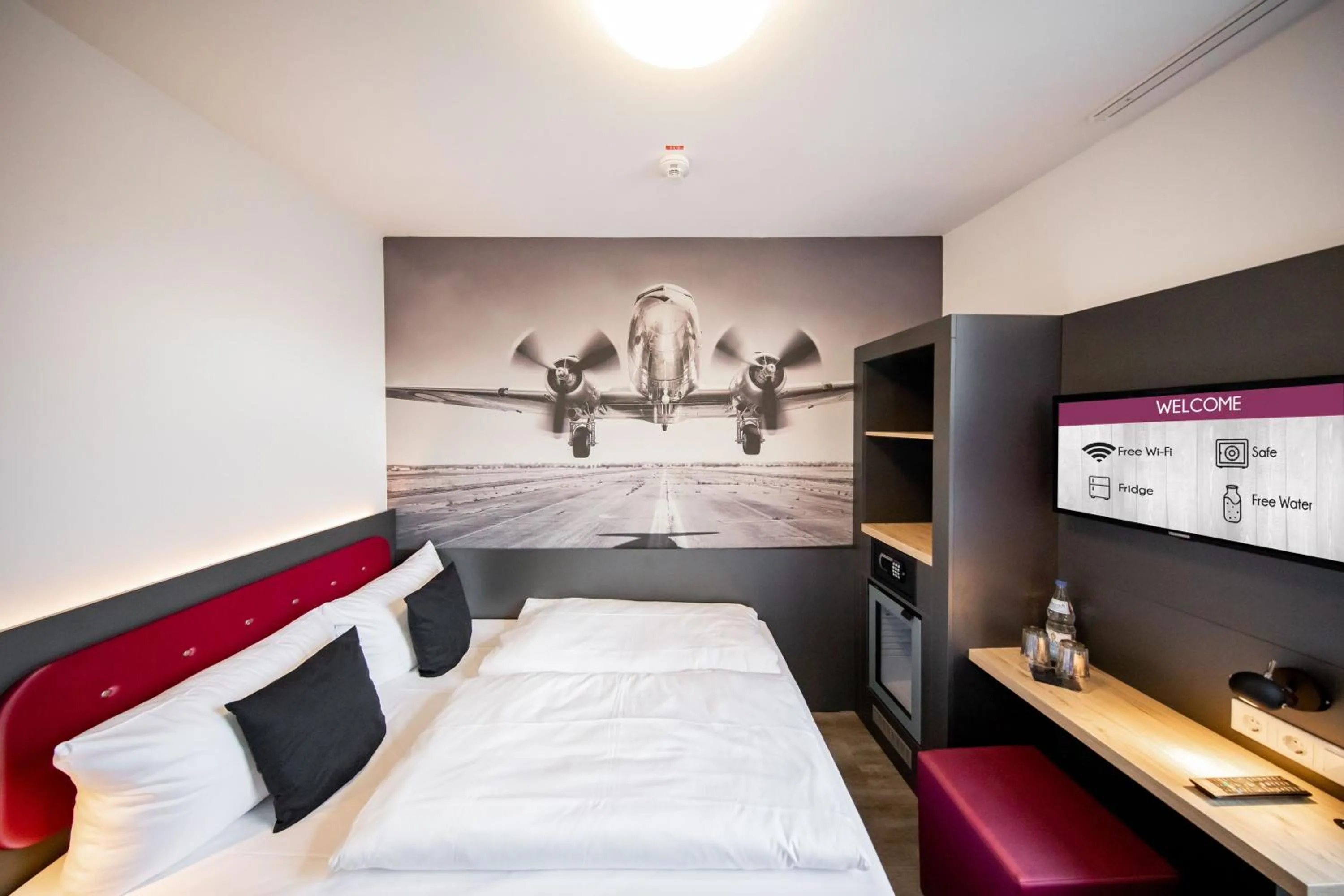 Photo of the whole room, Bed in SMARTY Airport Cologne Hotel - KONTAKTLOSER SELF CHECK-IN