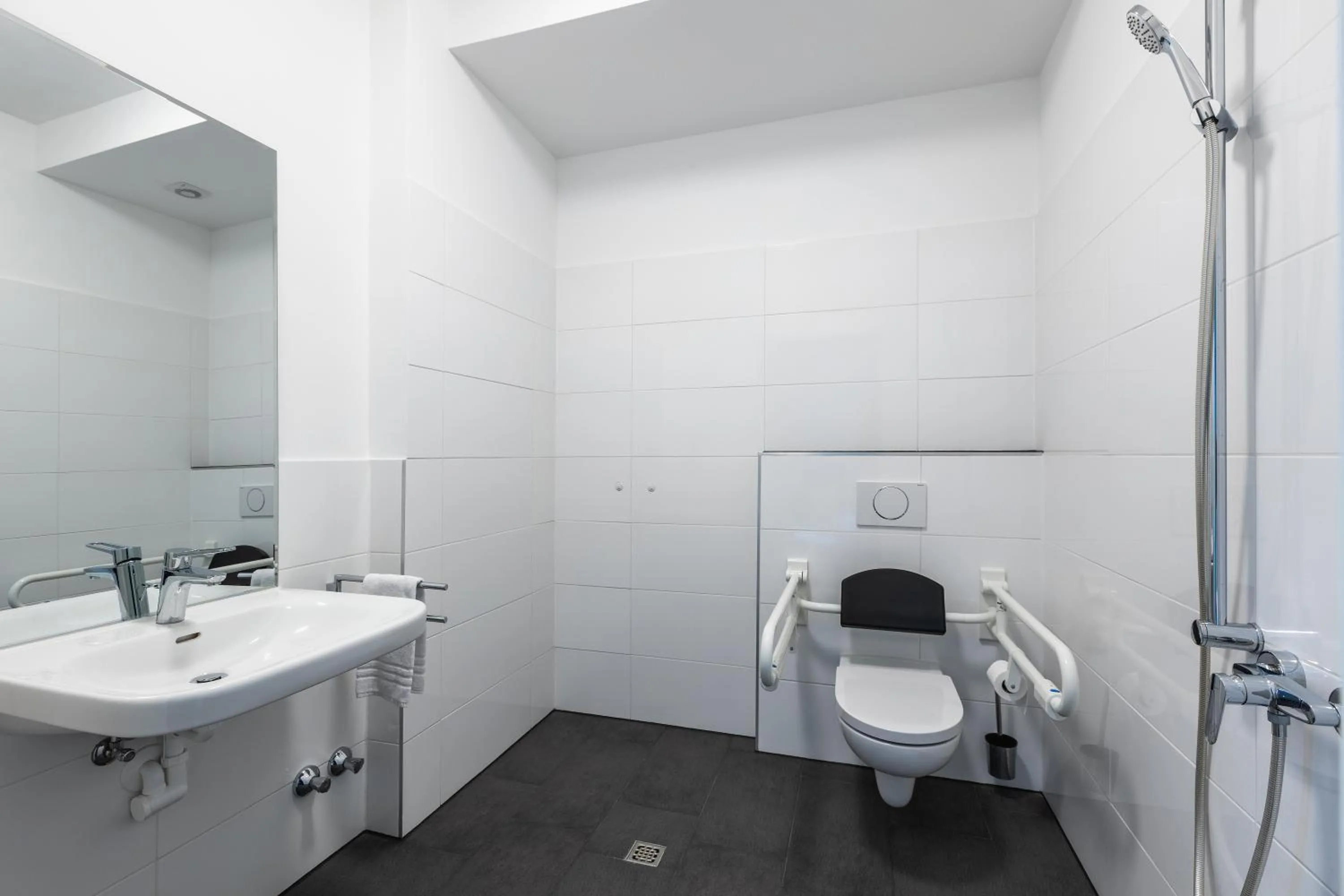 Bathroom in SMARTY Airport Cologne Hotel - KONTAKTLOSER SELF CHECK-IN
