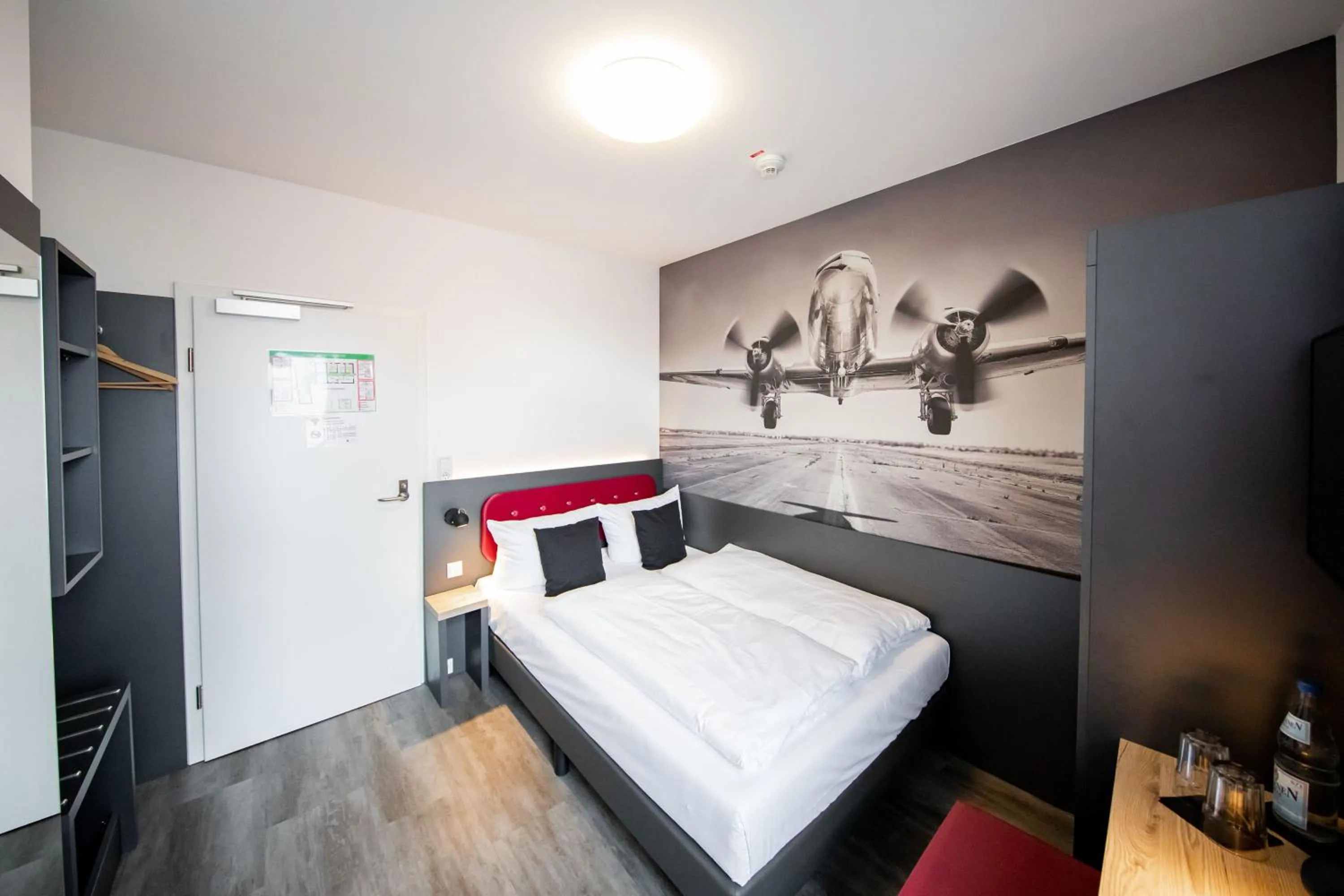 Photo of the whole room, Bed in SMARTY Airport Cologne Hotel - KONTAKTLOSER SELF CHECK-IN