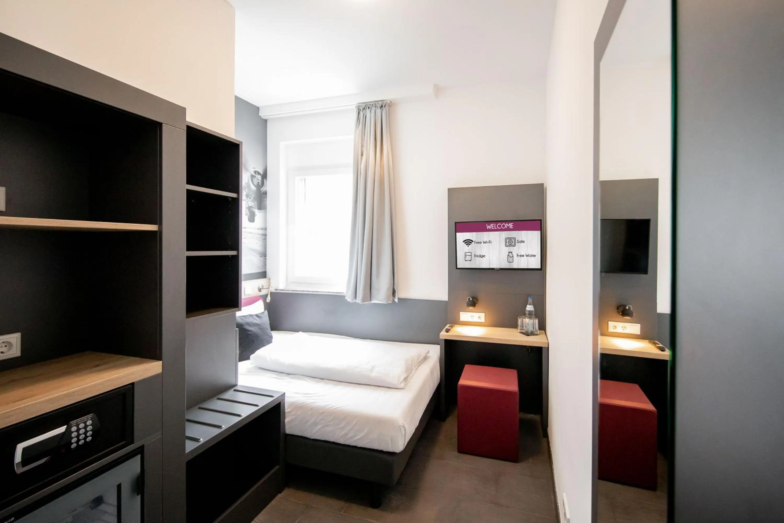 TV and multimedia, Bed in SMARTY Airport Cologne Hotel - KONTAKTLOSER SELF CHECK-IN