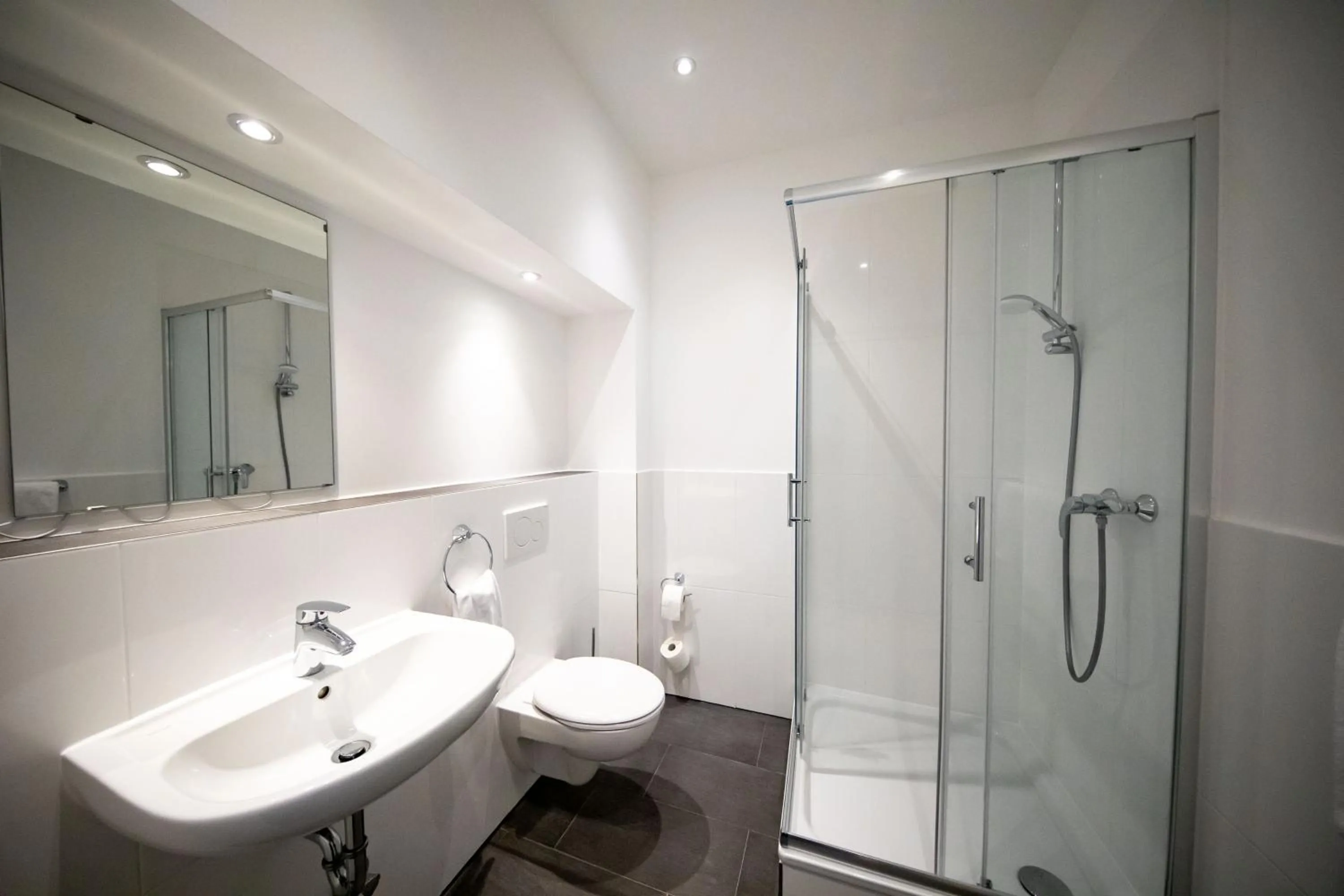 Bathroom in SMARTY Airport Cologne Hotel - KONTAKTLOSER SELF CHECK-IN