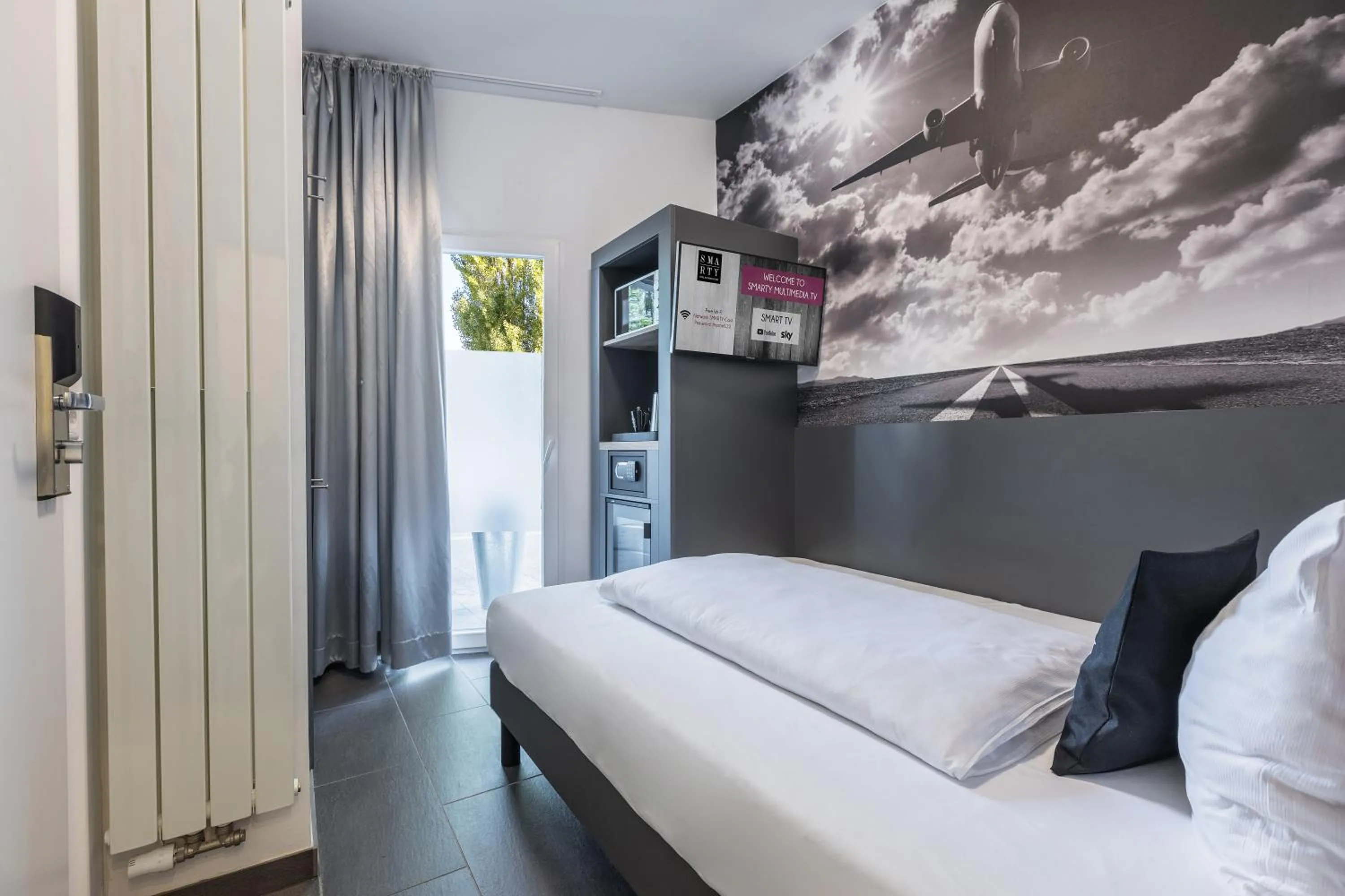 Photo of the whole room, Bed in SMARTY Airport Cologne Hotel - KONTAKTLOSER SELF CHECK-IN