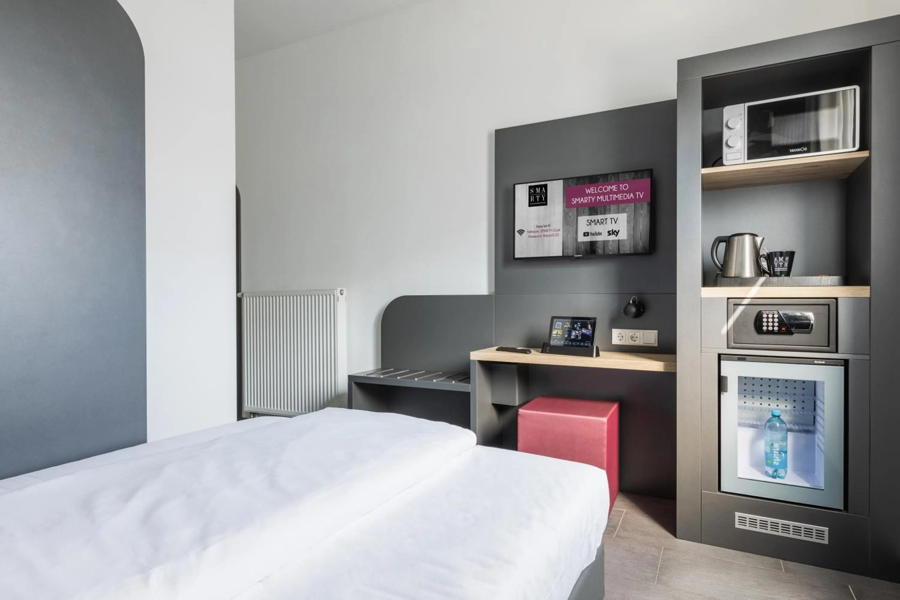Photo of the whole room, Bed in SMARTY Airport Cologne Hotel - KONTAKTLOSER SELF CHECK-IN