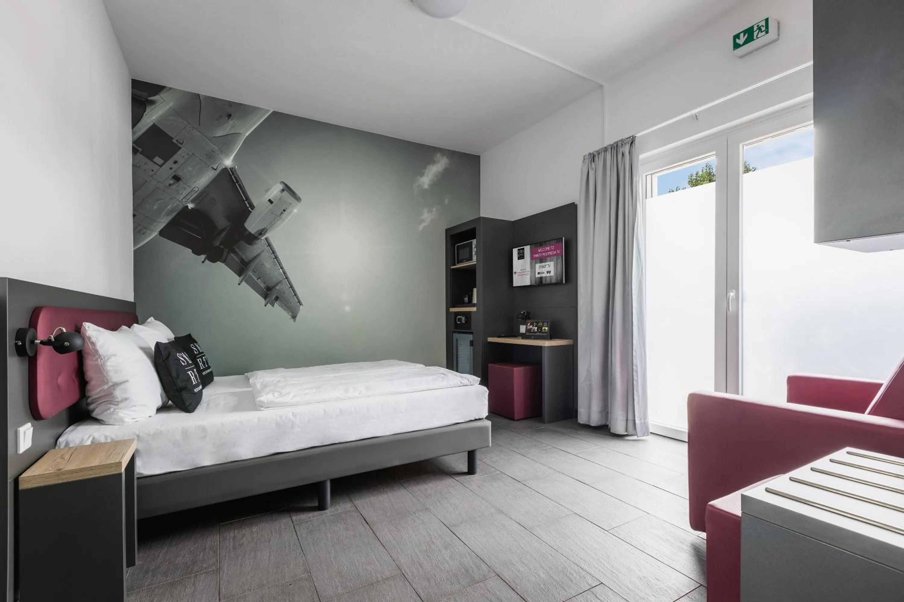 Photo of the whole room, Bed in SMARTY Airport Cologne Hotel - KONTAKTLOSER SELF CHECK-IN