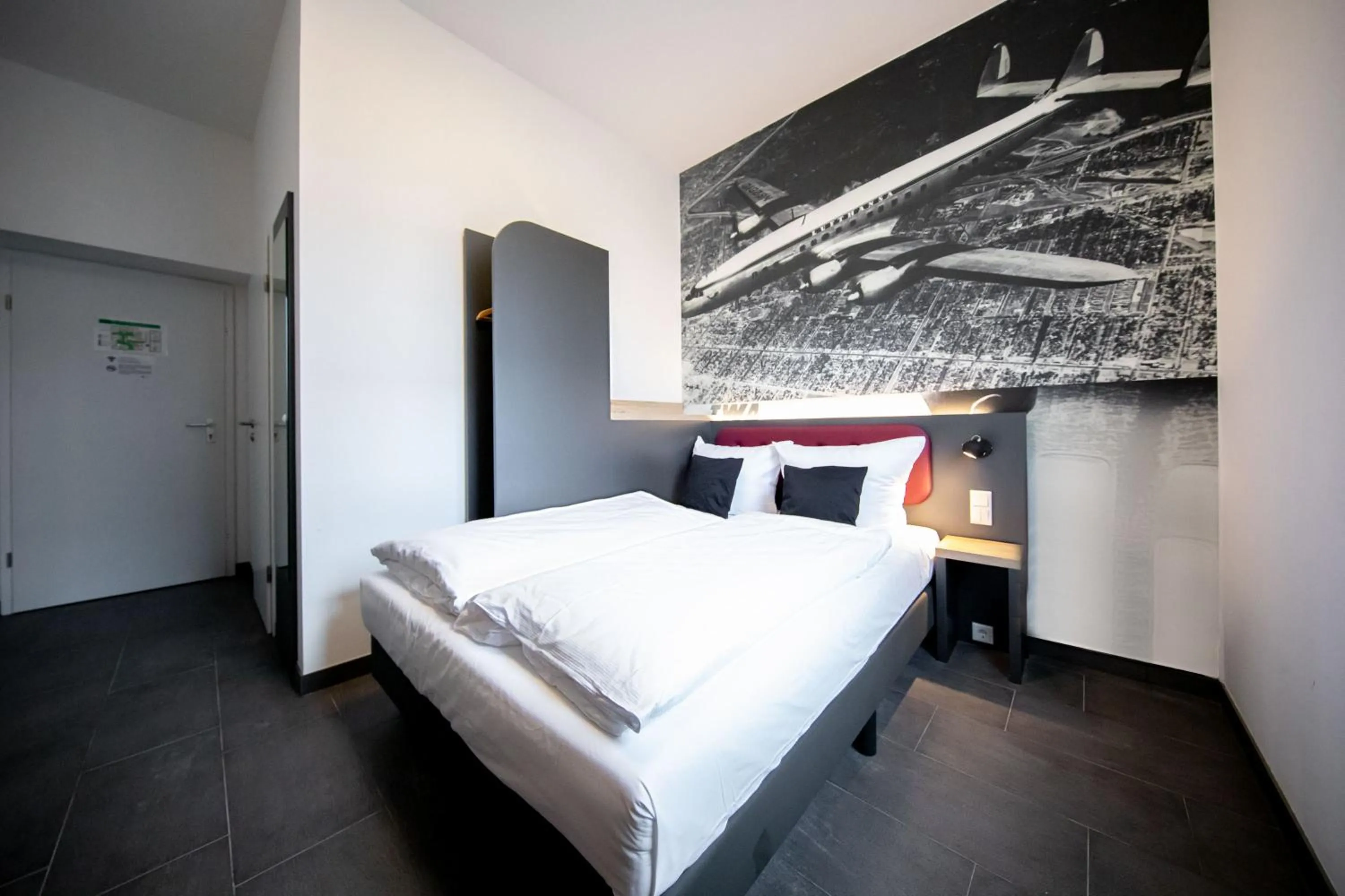 Bed in SMARTY Airport Cologne Hotel - KONTAKTLOSER SELF CHECK-IN