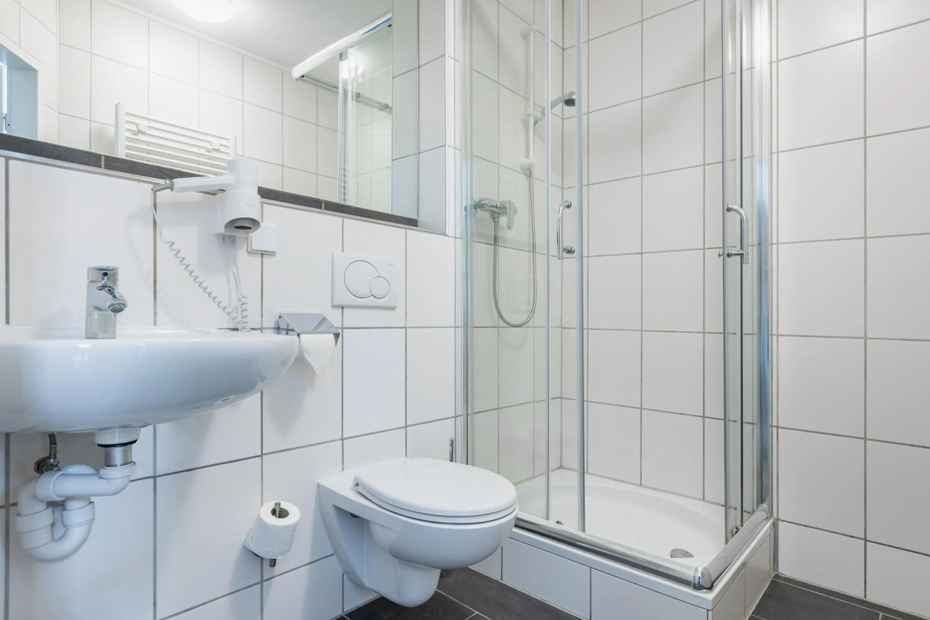 Bathroom in SMARTY Airport Cologne Hotel - KONTAKTLOSER SELF CHECK-IN